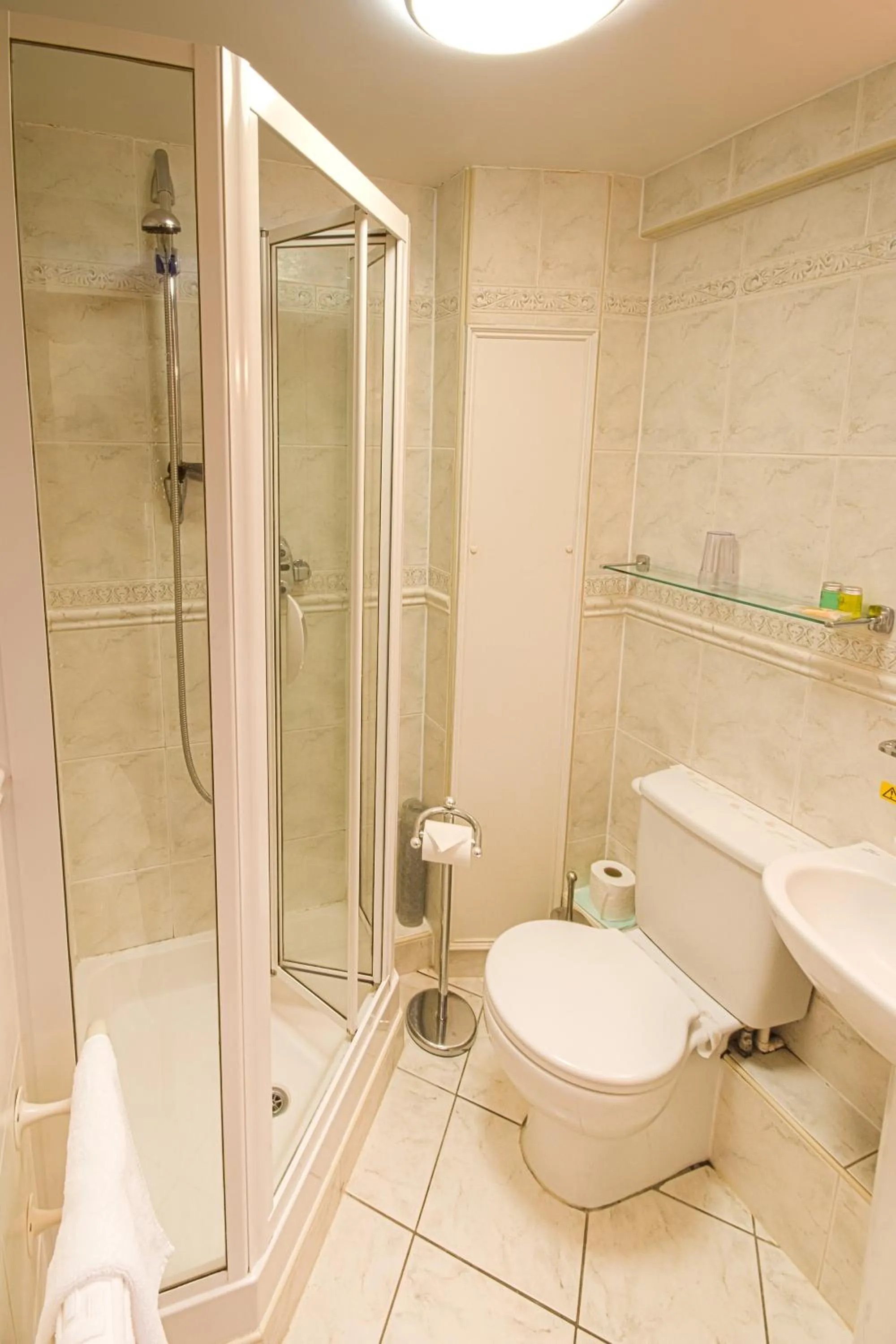 Bathroom in Yorkshire Bridge Inn