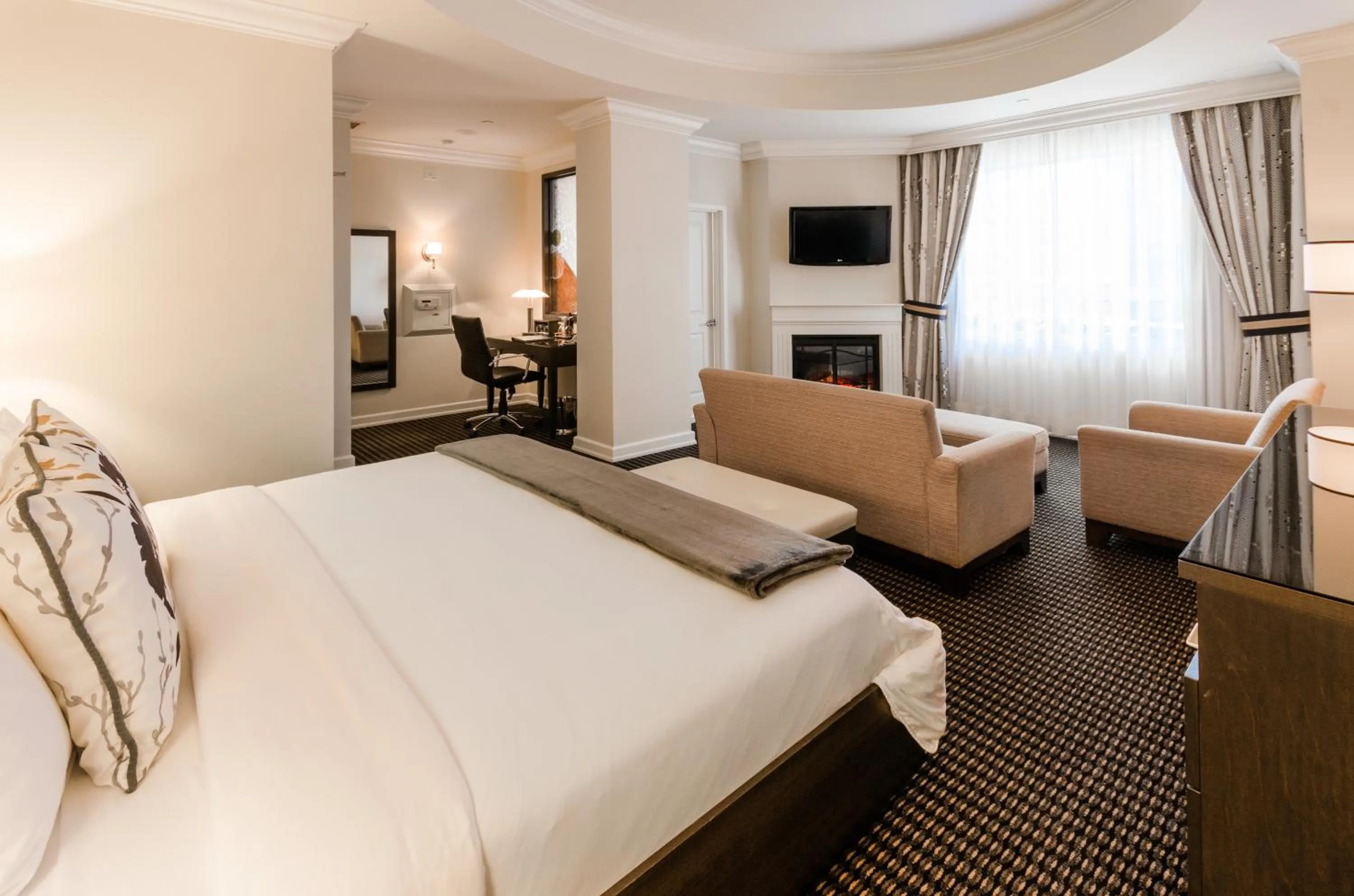 Photo of the whole room, Bed in Le St-Martin Hotel Centre-ville – Hotel Particulier