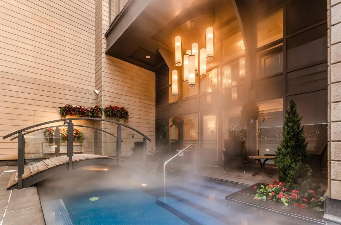 Swimming pool in Metcalfe Hotel Montréal by Gray Collection