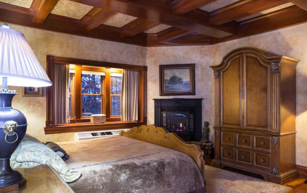 Bed in Landoll's Mohican Castle