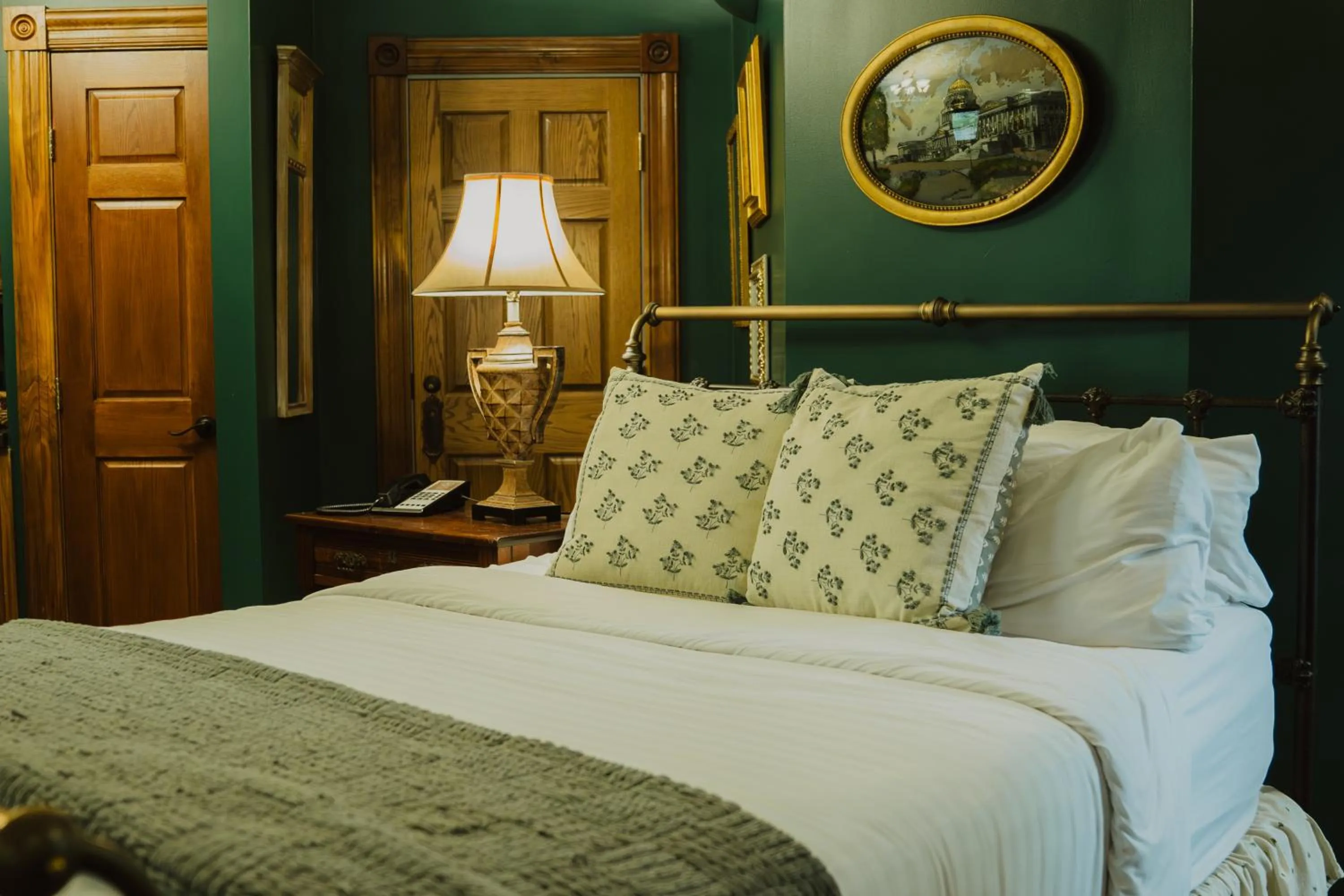 Bed in Landoll's Mohican Castle