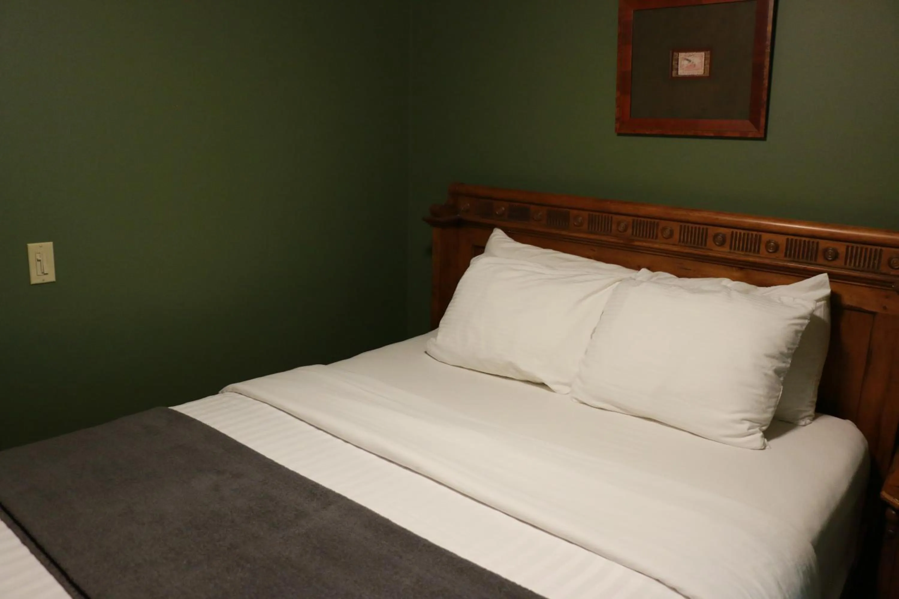 Bed in Landoll's Mohican Castle