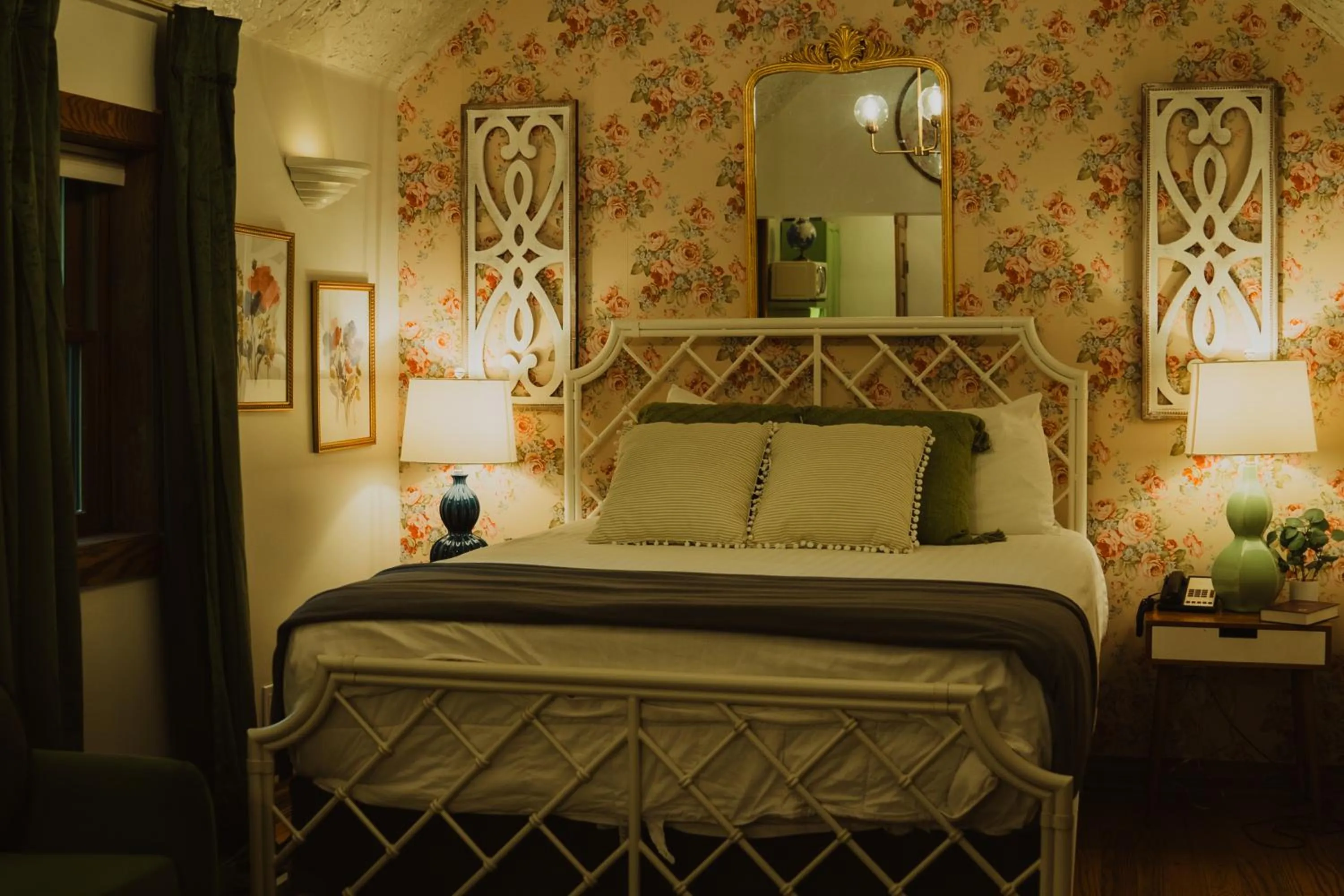 Bed in Landoll's Mohican Castle