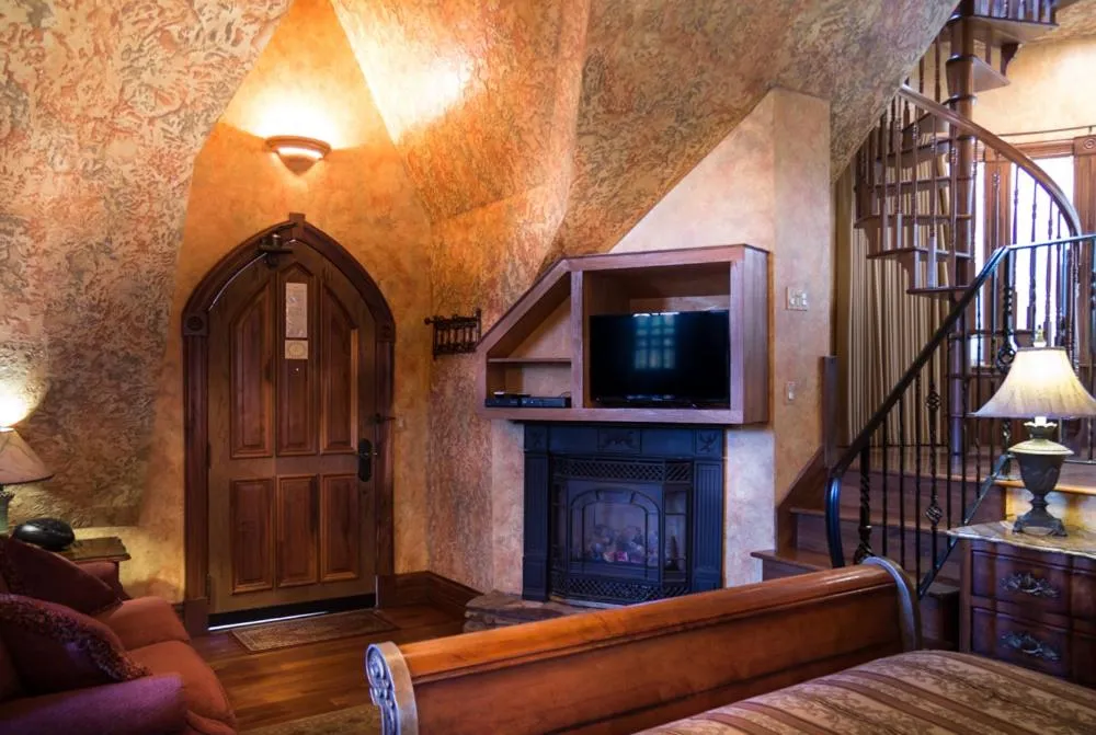 Landoll's Mohican Castle