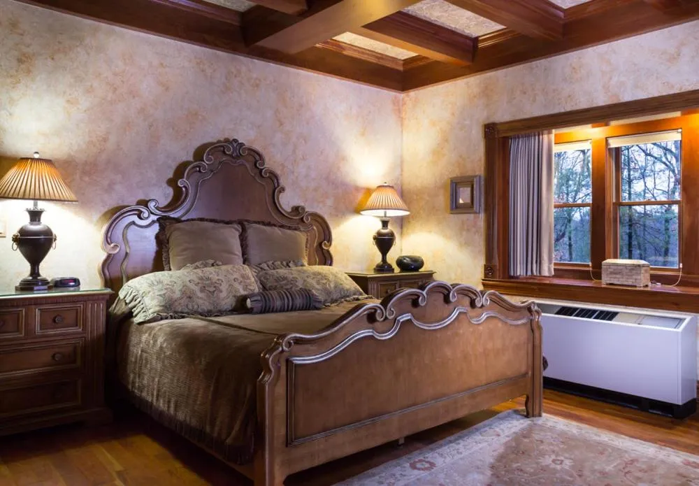 Bed in Landoll's Mohican Castle