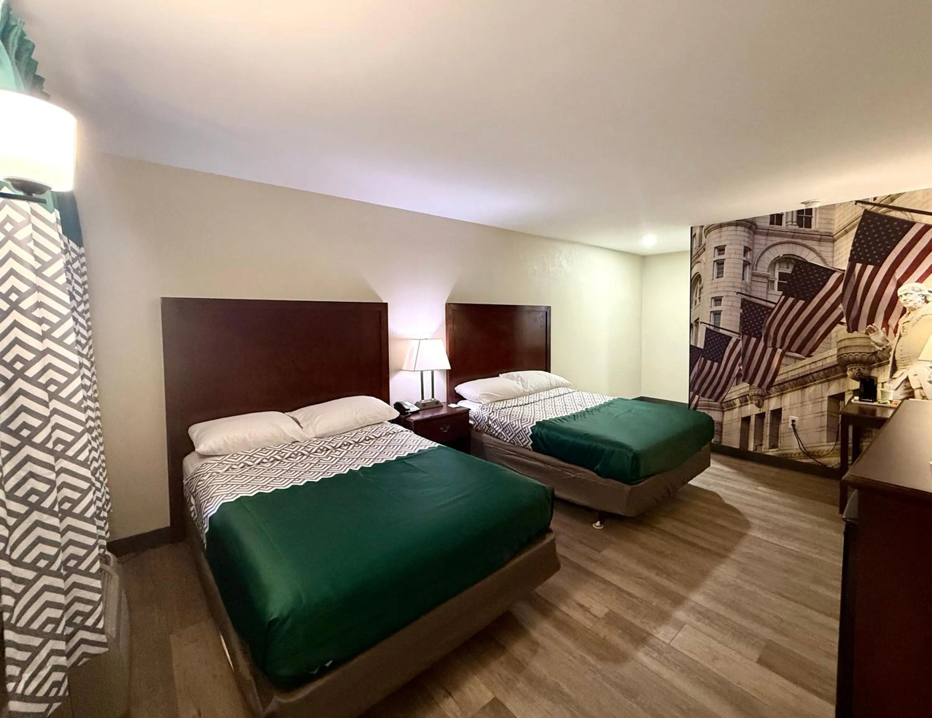 Bed in Governor House Inn Arlington/Falls Church