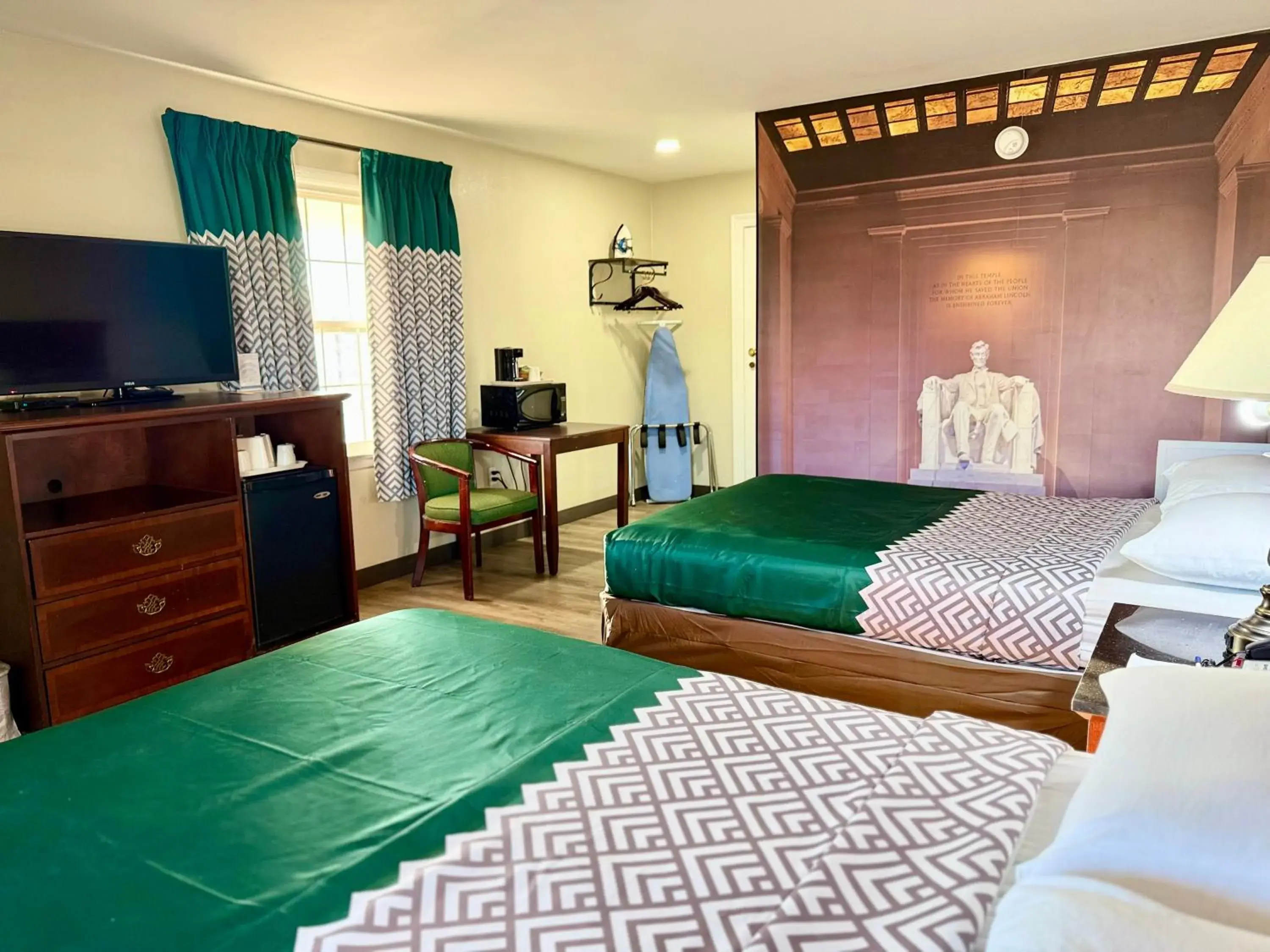 Double Room with Two Double Beds in Governor House Inn Arlington/Falls Church Double Room with Two Double Beds in Governor House Inn Arlington/Falls Church