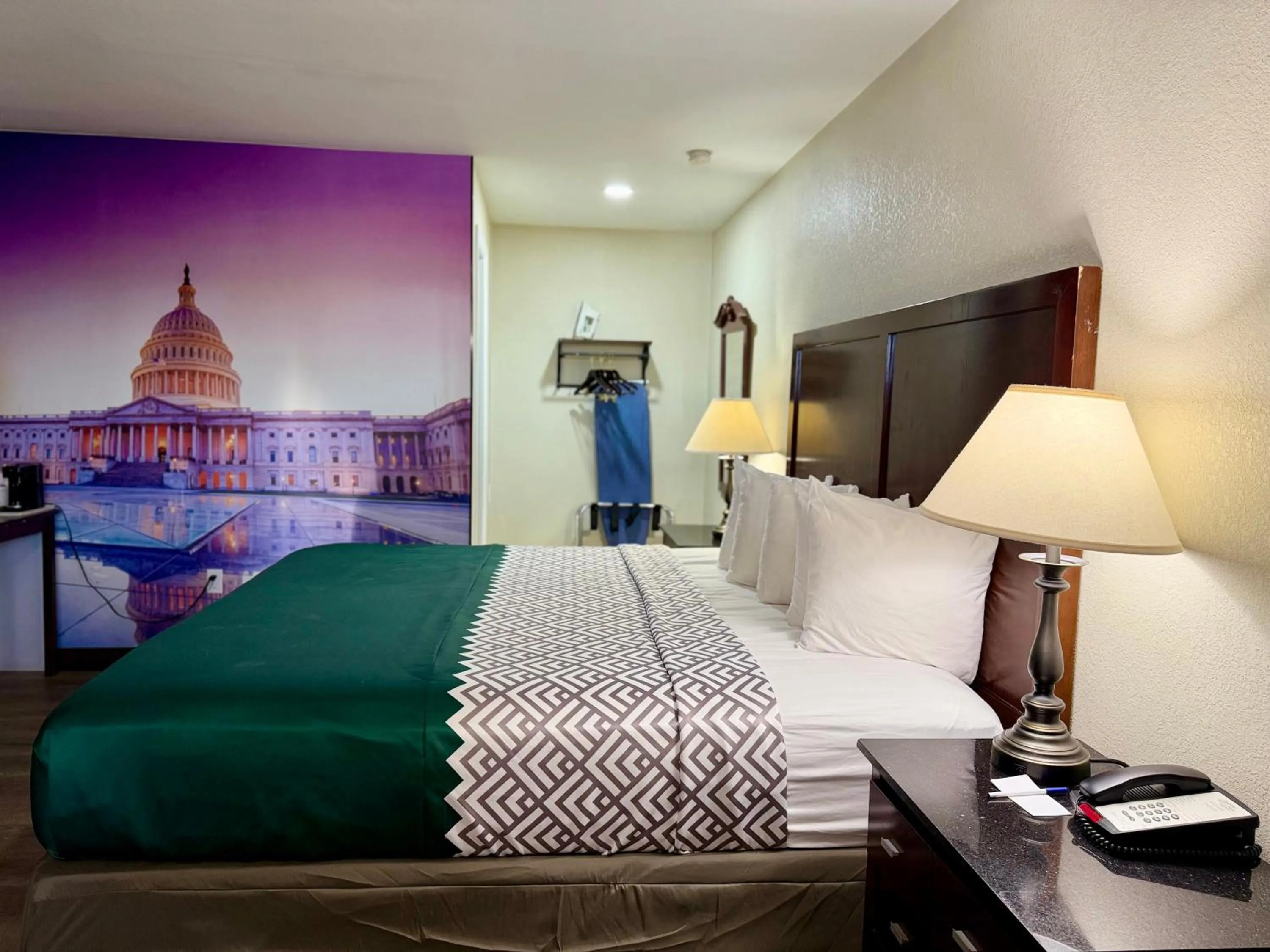 Bed in Governor House Inn Arlington/Falls Church