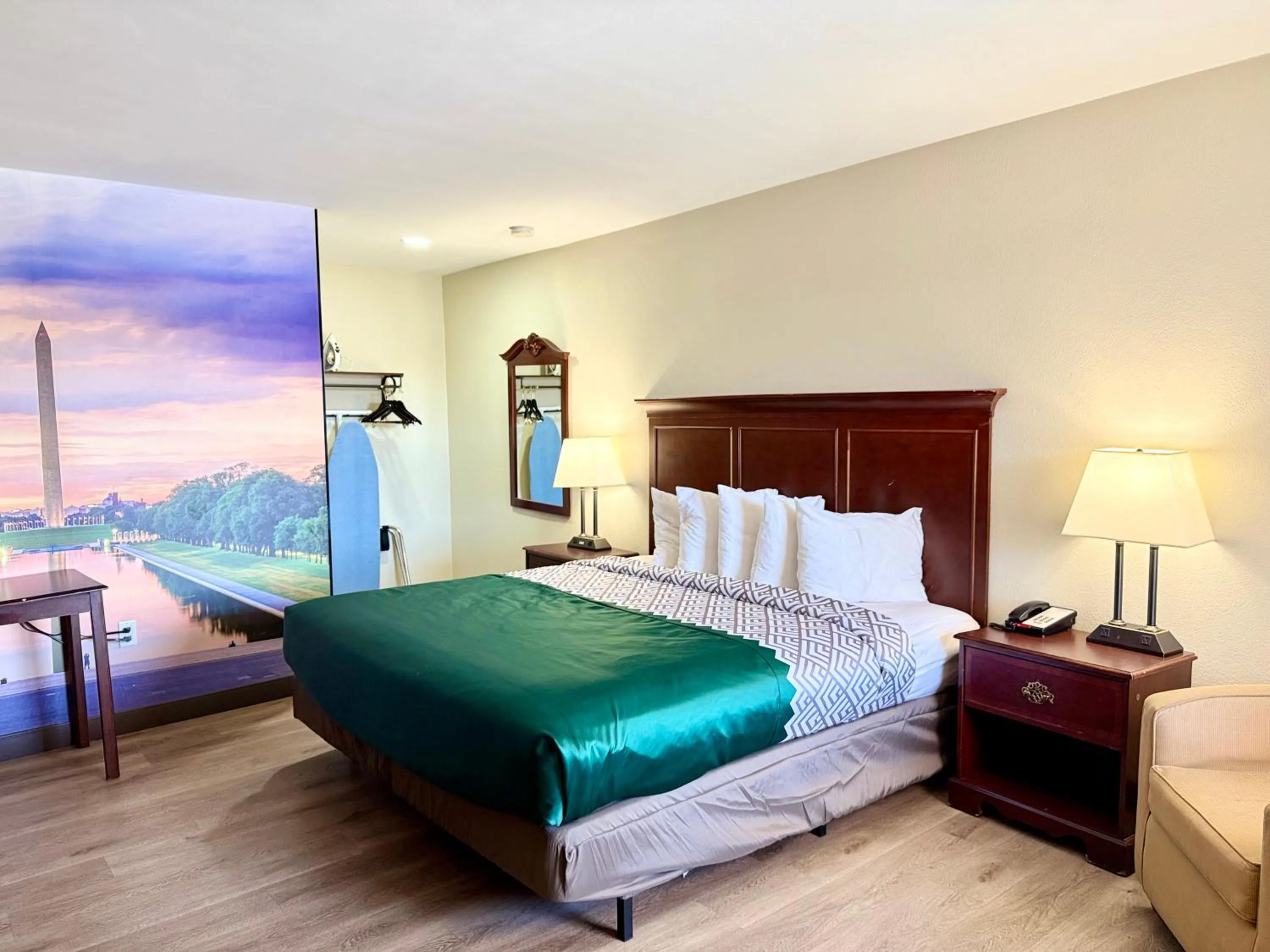 Bedroom, Bed in Governor House Inn Arlington/Falls Church