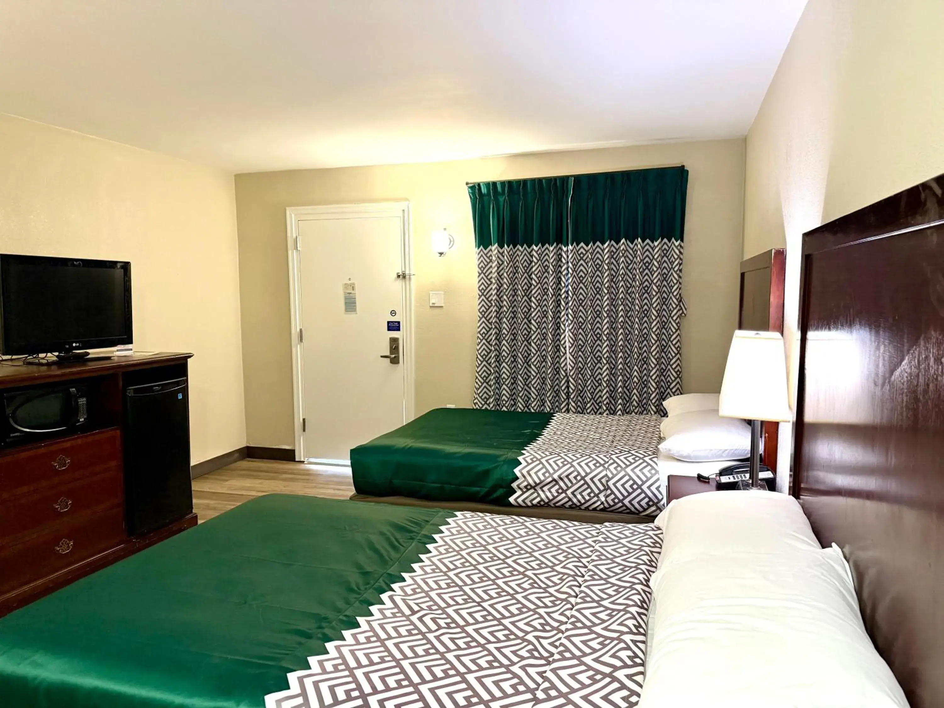 Double Room with Two Double Beds in Governor House Inn Arlington/Falls Church Double Room with Two Double Beds in Governor House Inn Arlington/Falls Church