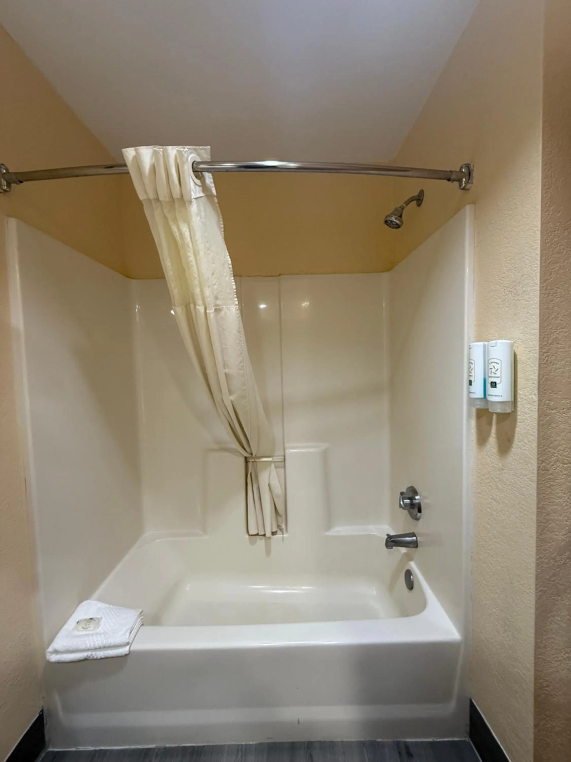 Shower in Quality Inn & Suites Exmore - Eastern Shore