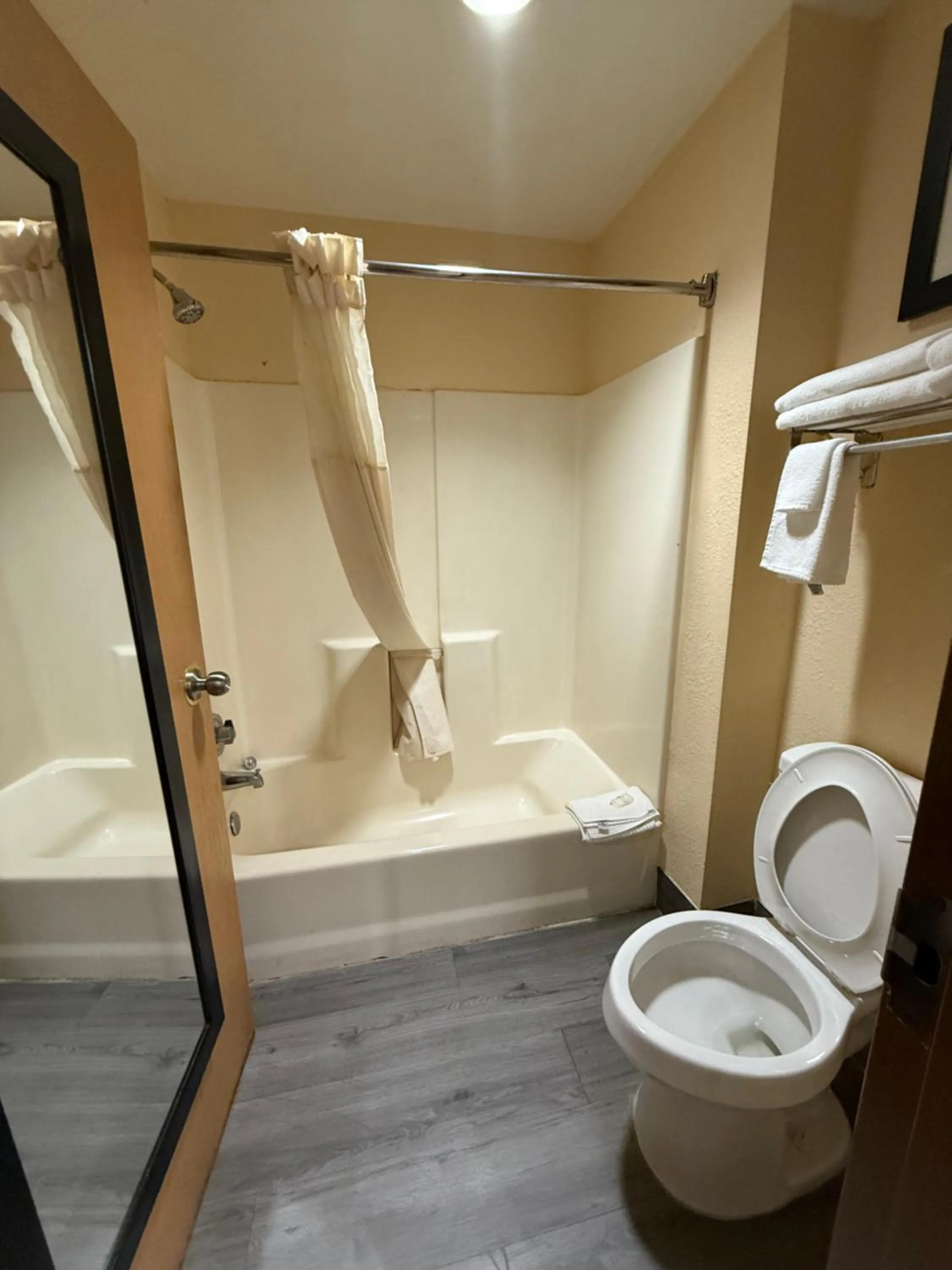 Shower in Quality Inn & Suites Exmore - Eastern Shore