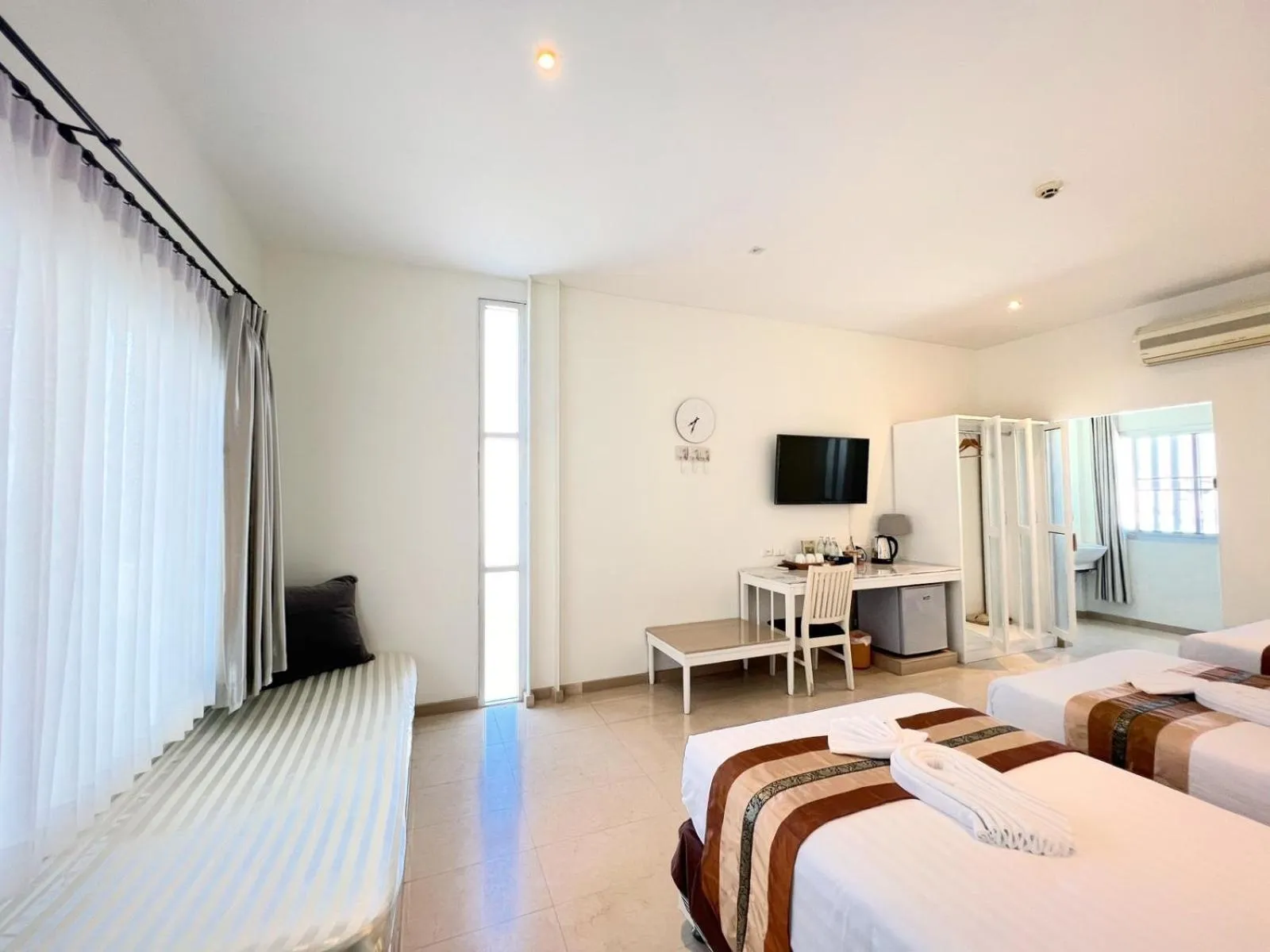 Communal lounge/ TV room, Bed in 3B Boutique Hotel