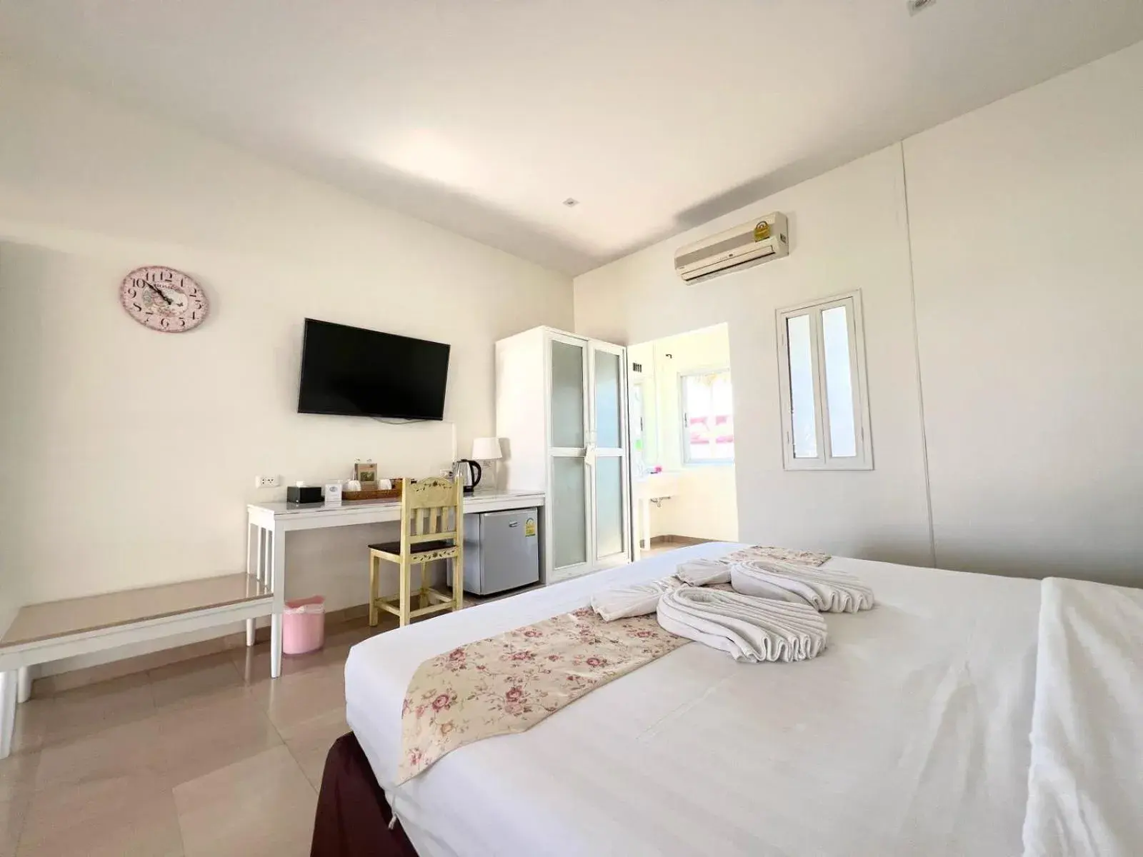 Communal lounge/ TV room, Bed in 3B Boutique Hotel Communal lounge/ TV room, Bed in 3B Boutique Hotel