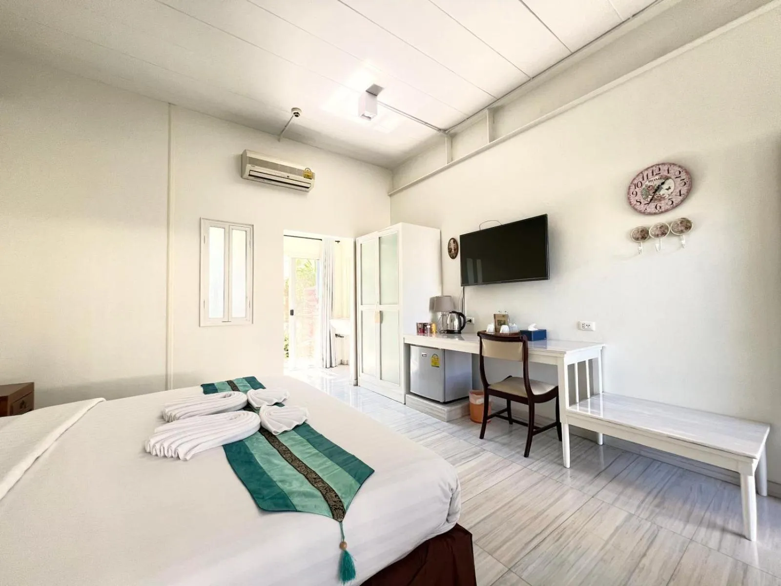 Communal lounge/ TV room, Bed in 3B Boutique Hotel