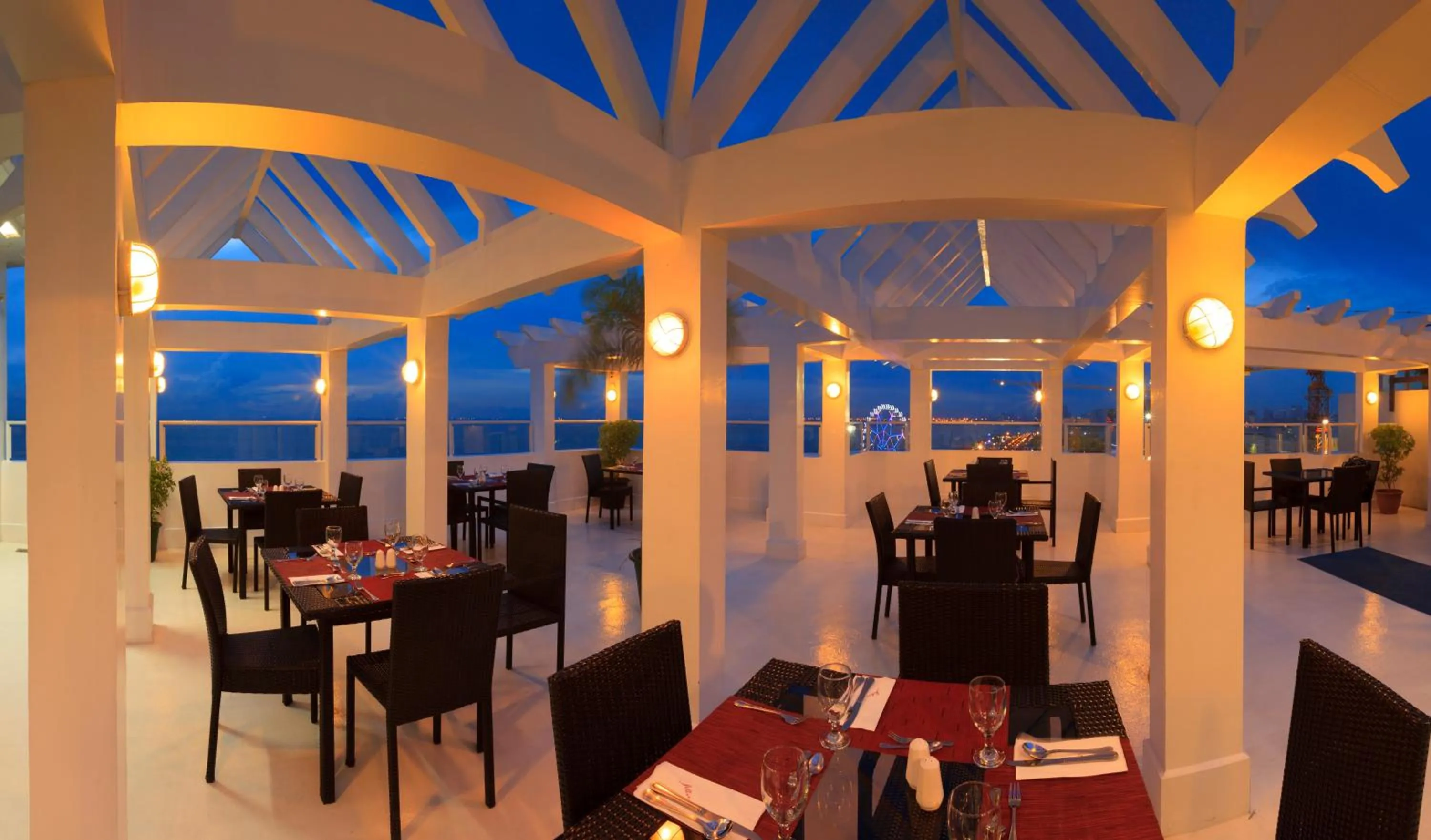 Restaurant/places to eat in Microtel by Wyndham Mall of Asia