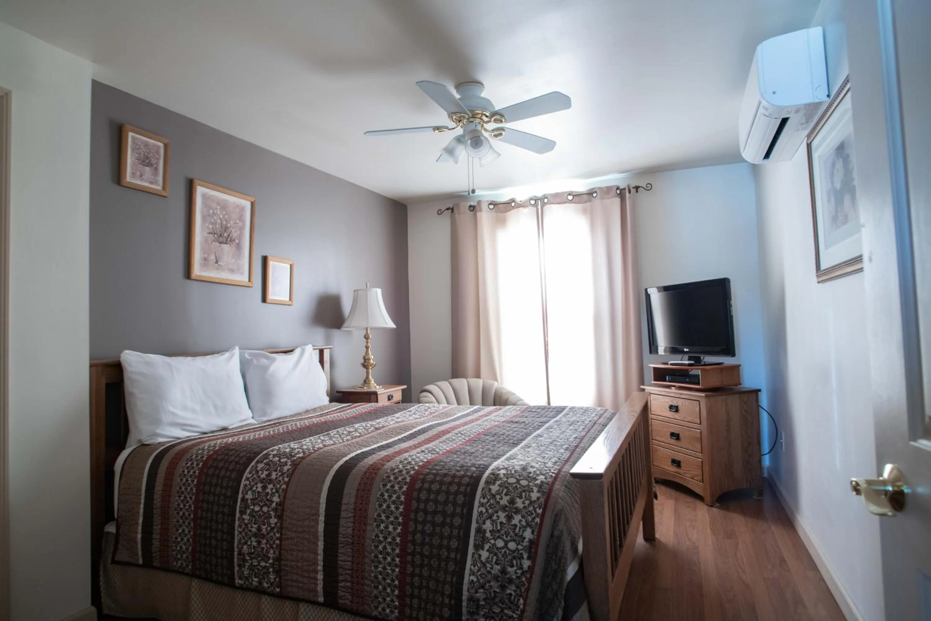 Bed in Swift River Suites