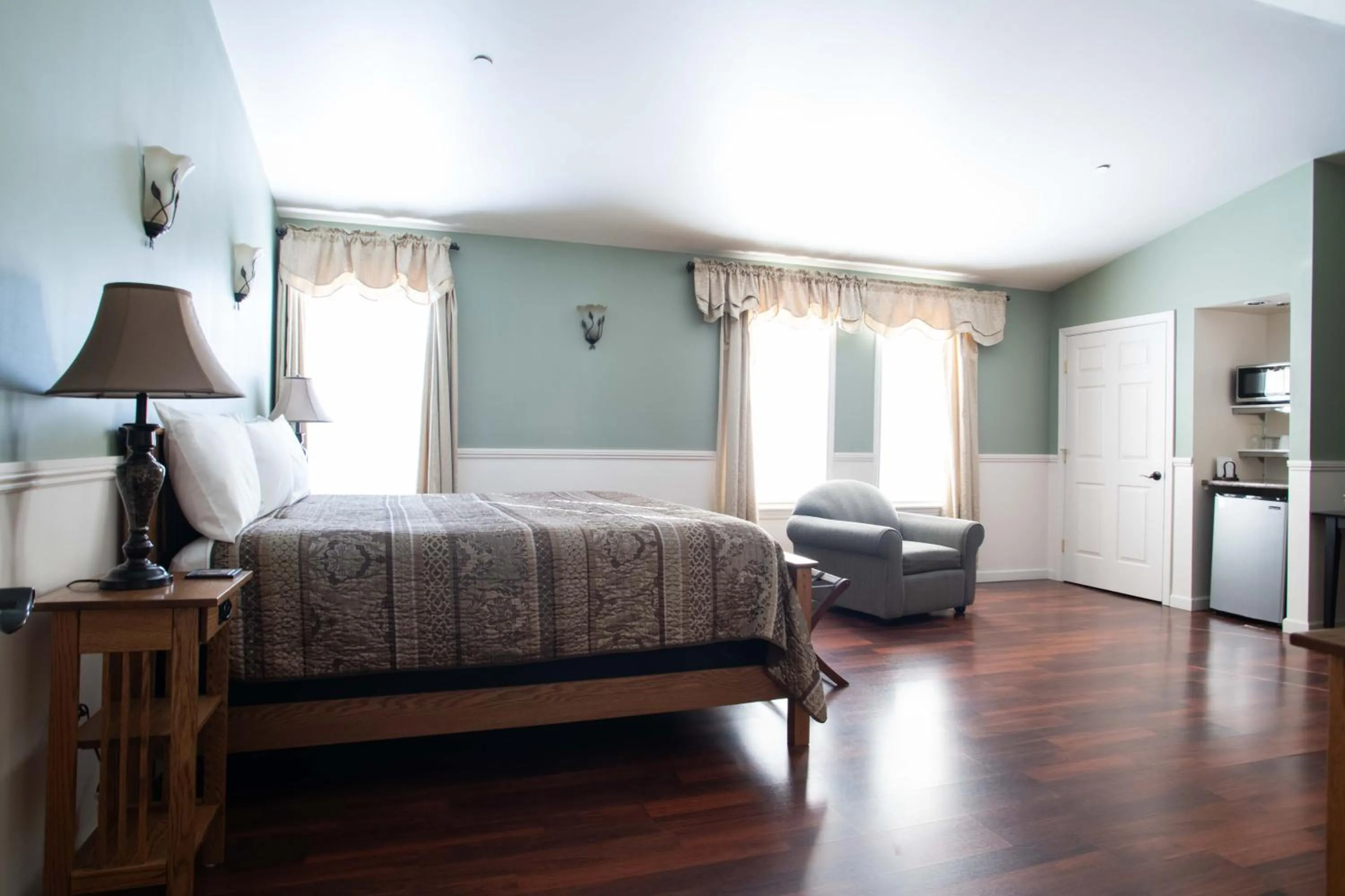 Bed in Swift River Suites