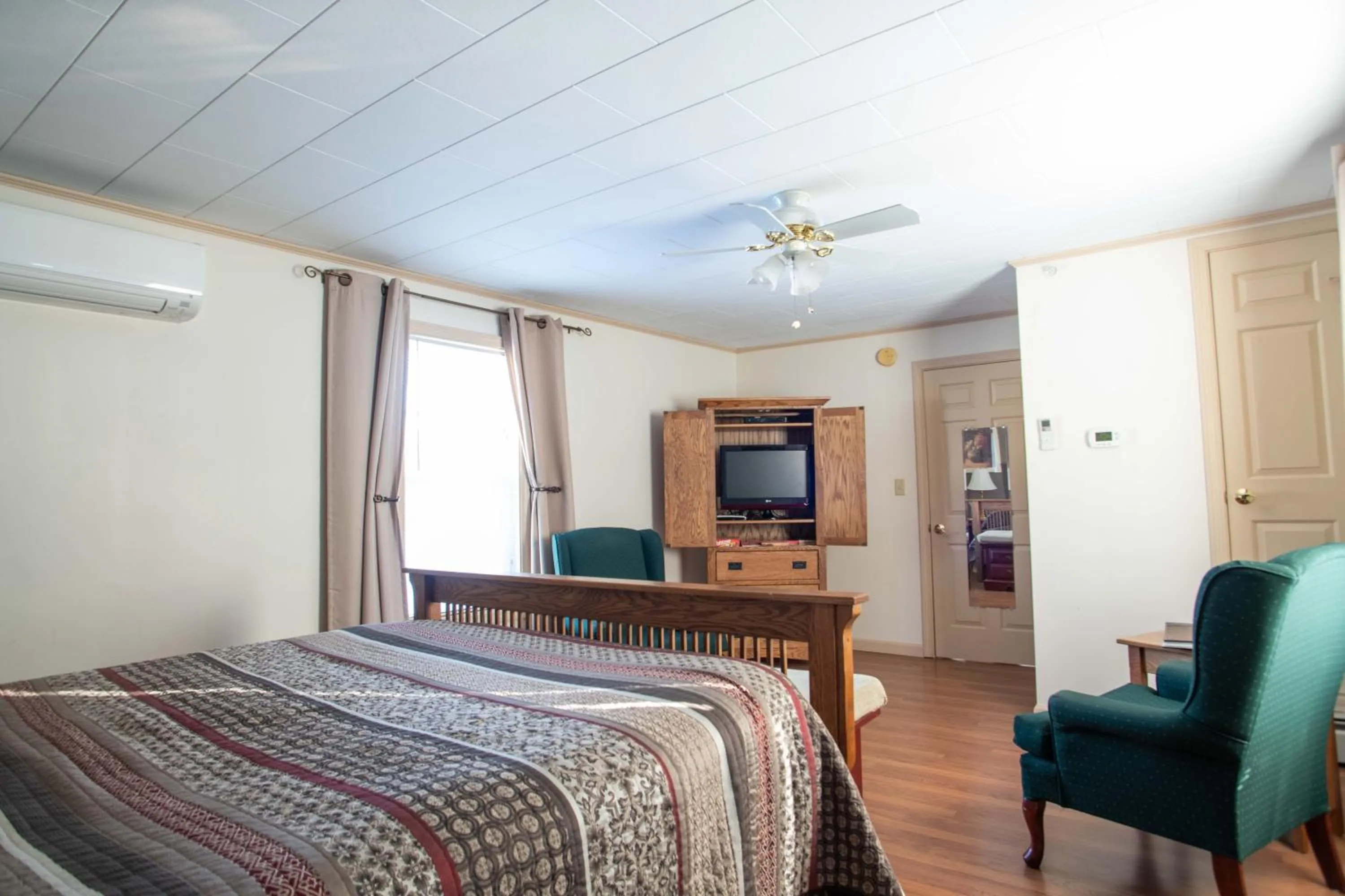 Bed in Swift River Suites