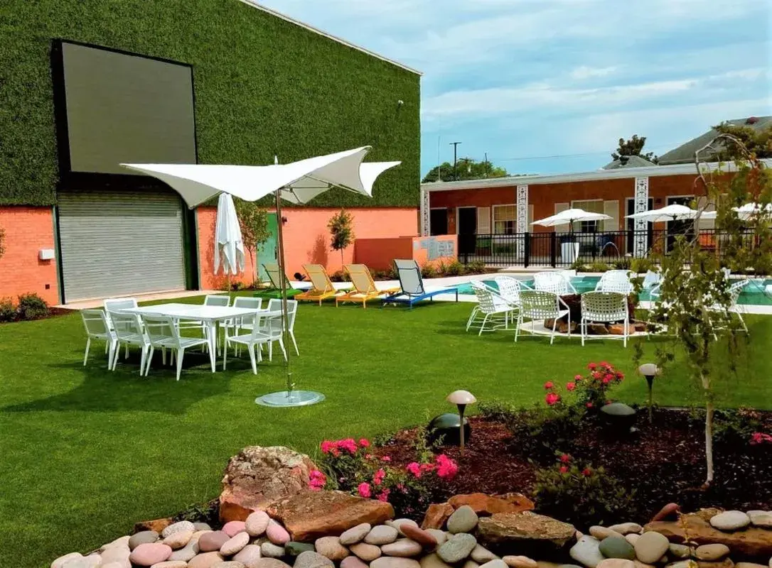 Pool view in The Fredonia Hotel Pool view in The Fredonia Hotel