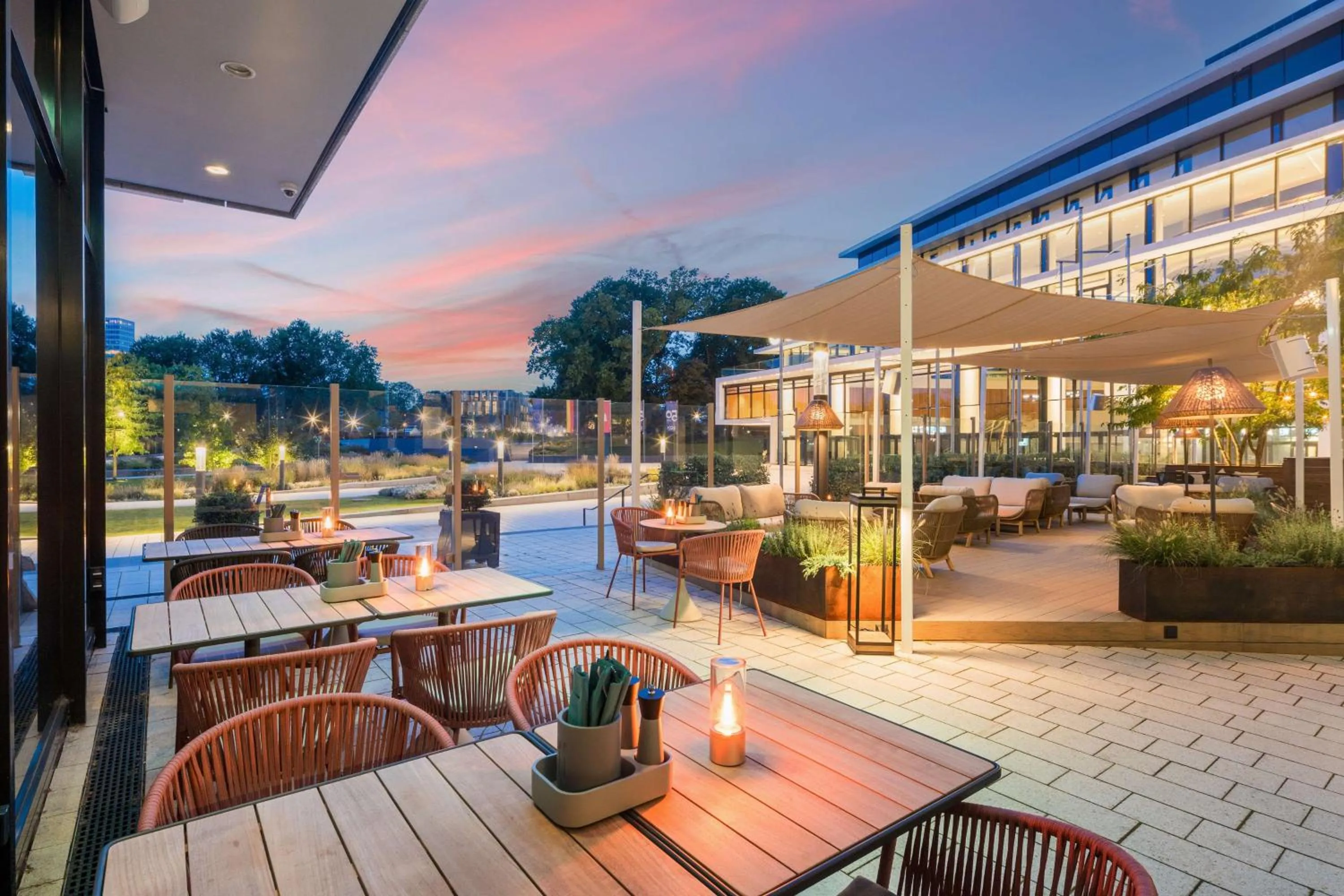 Lounge or bar in Radisson Blu Hotel, Hamburg