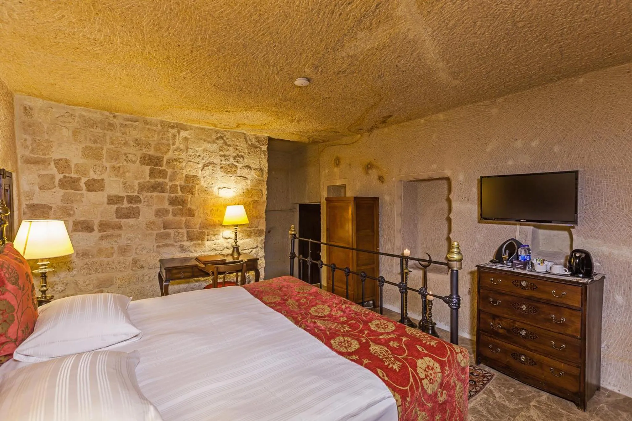 Photo of the whole room, Bed in Yunak Evleri Cappadocia