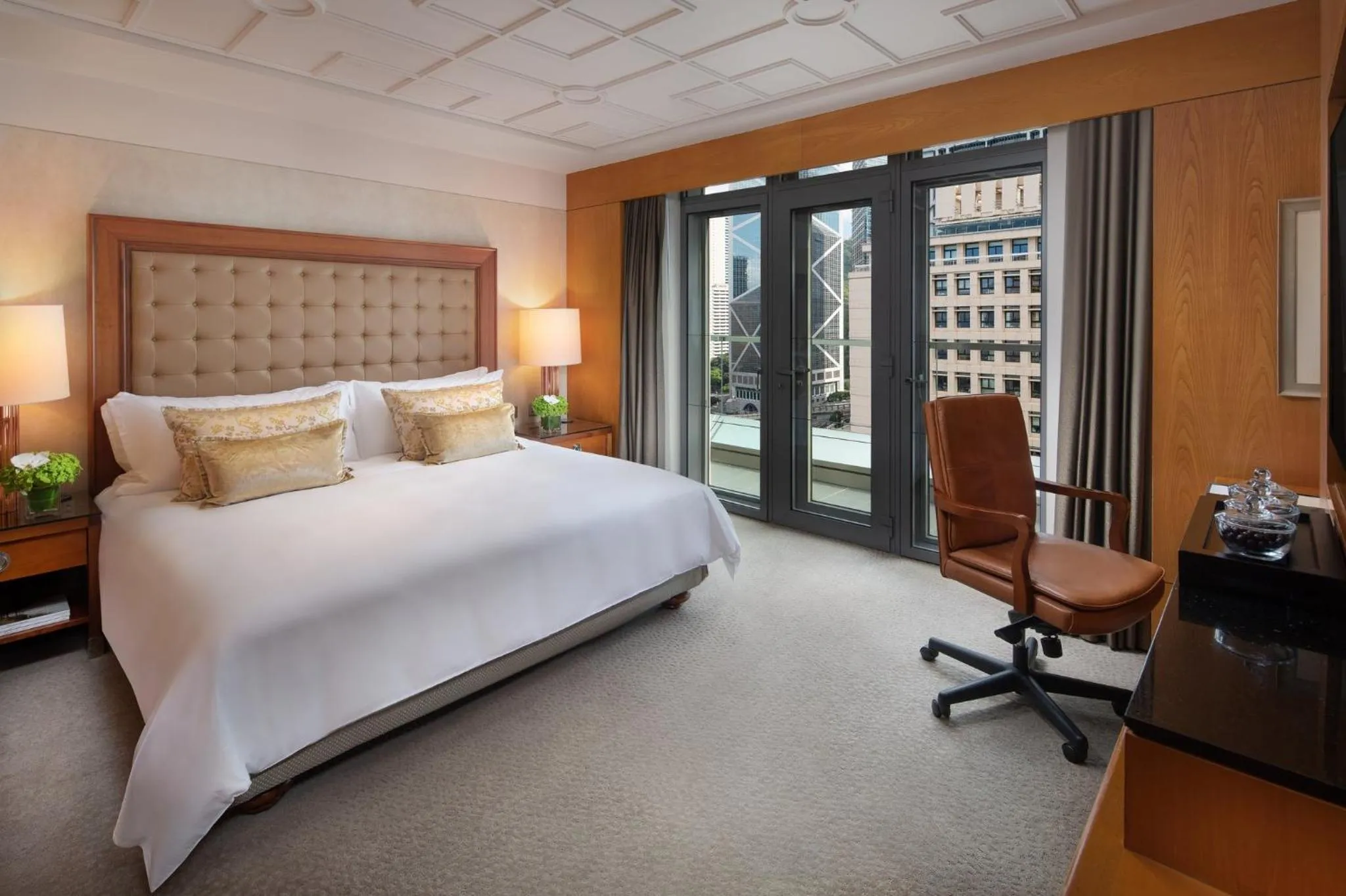 Bedroom, Bed in Mandarin Oriental, Hong Kong