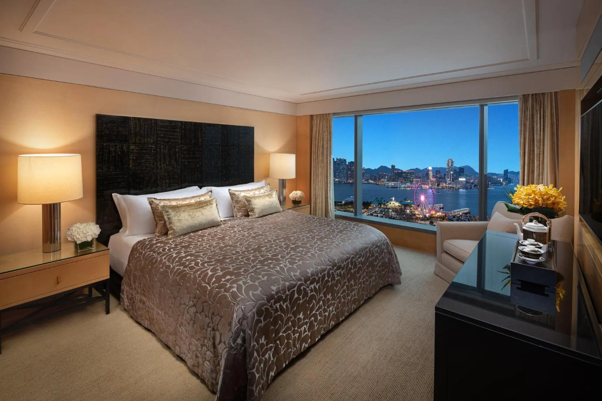 Bedroom, Bed in Mandarin Oriental, Hong Kong