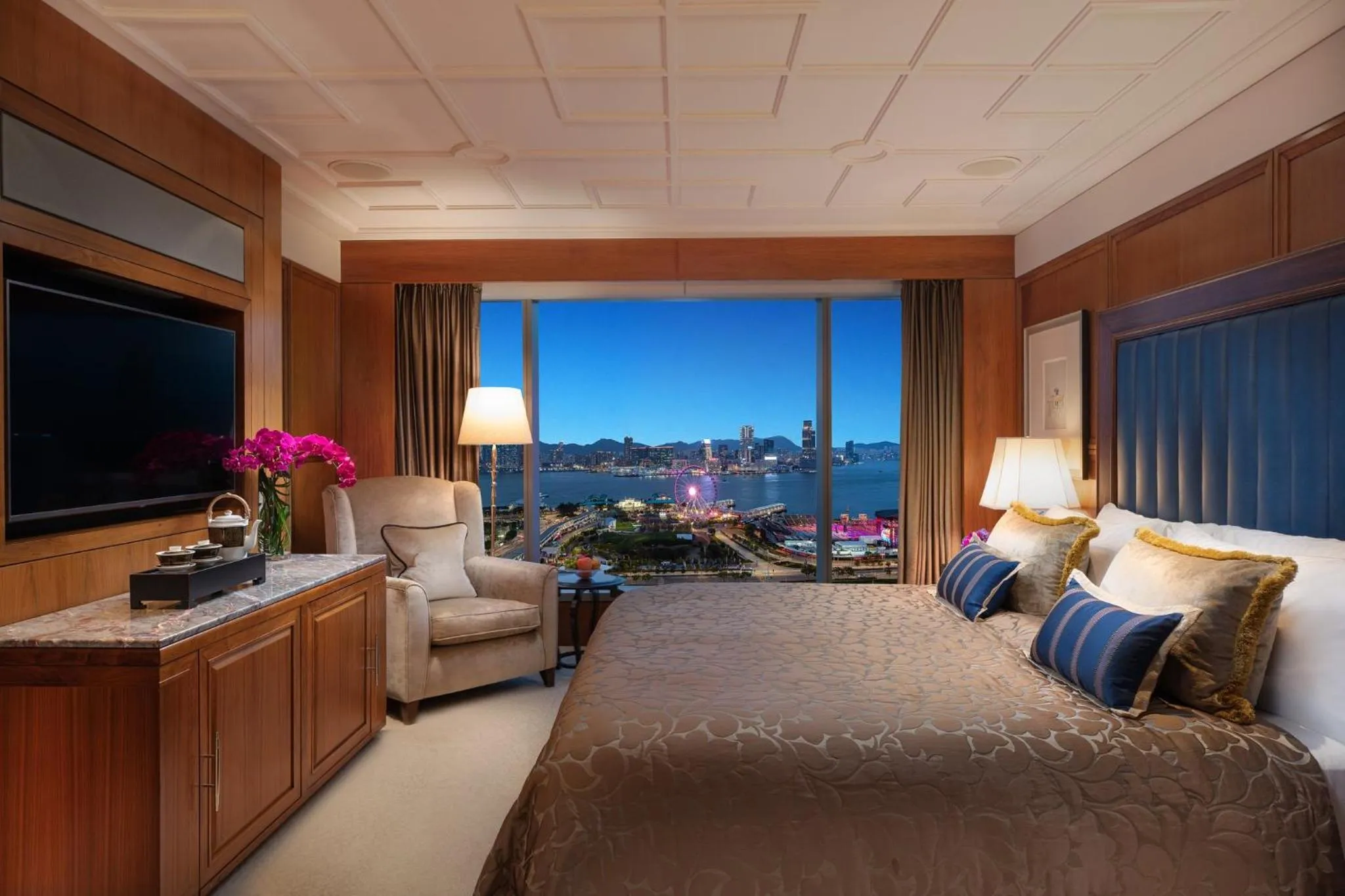 Bedroom, Bed in Mandarin Oriental, Hong Kong