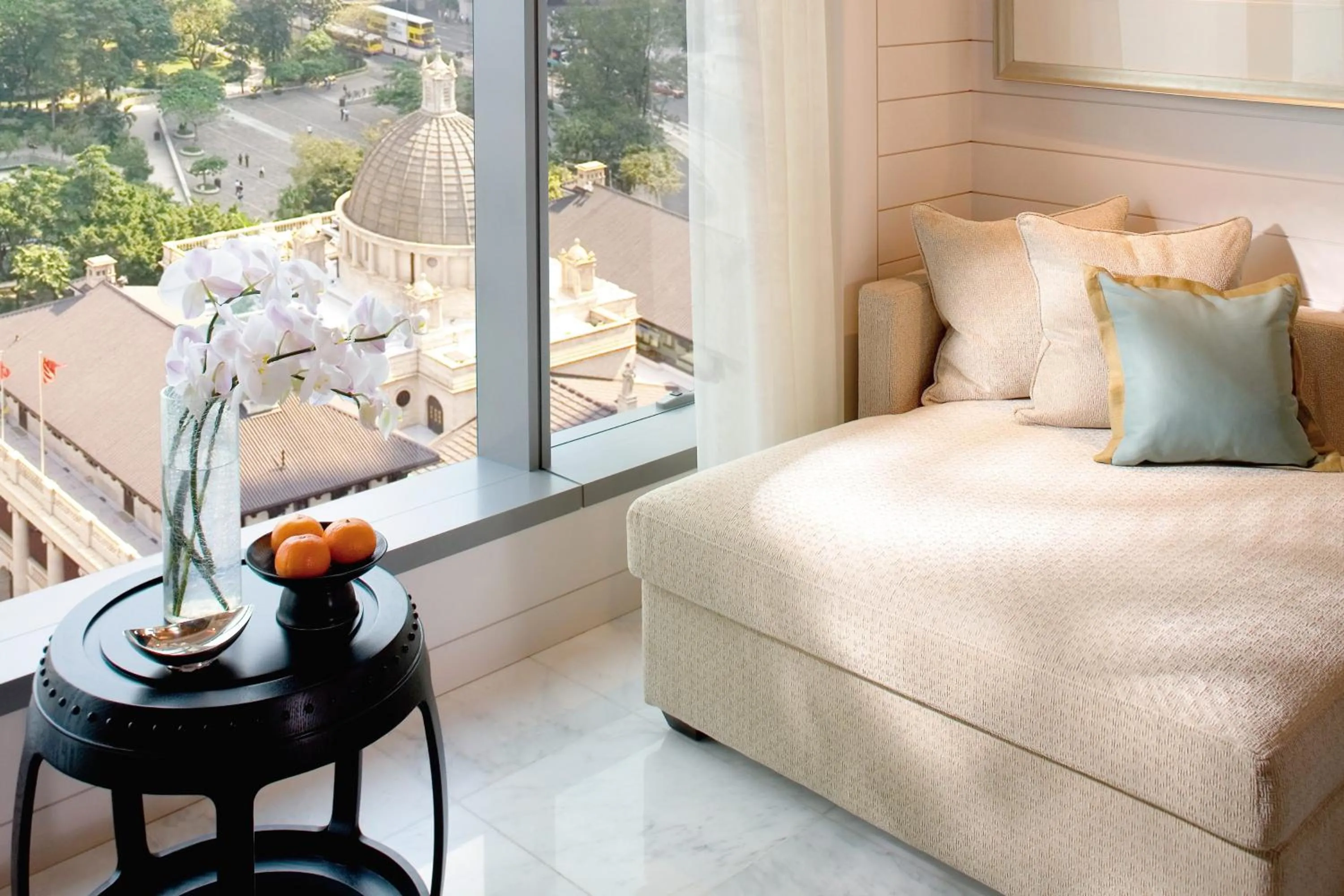 Property building, Bed in Mandarin Oriental, Hong Kong