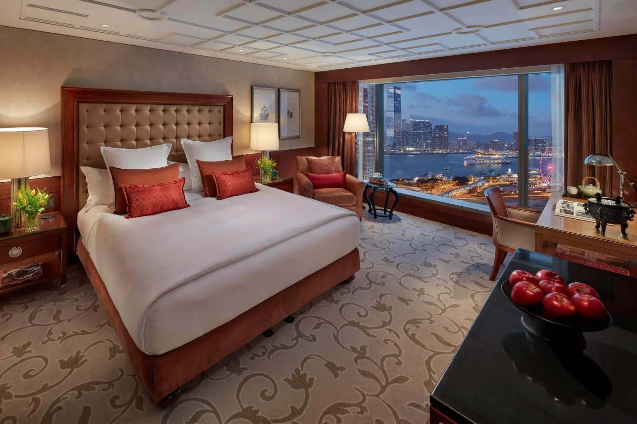 Photo of the whole room, Bed in Mandarin Oriental, Hong Kong