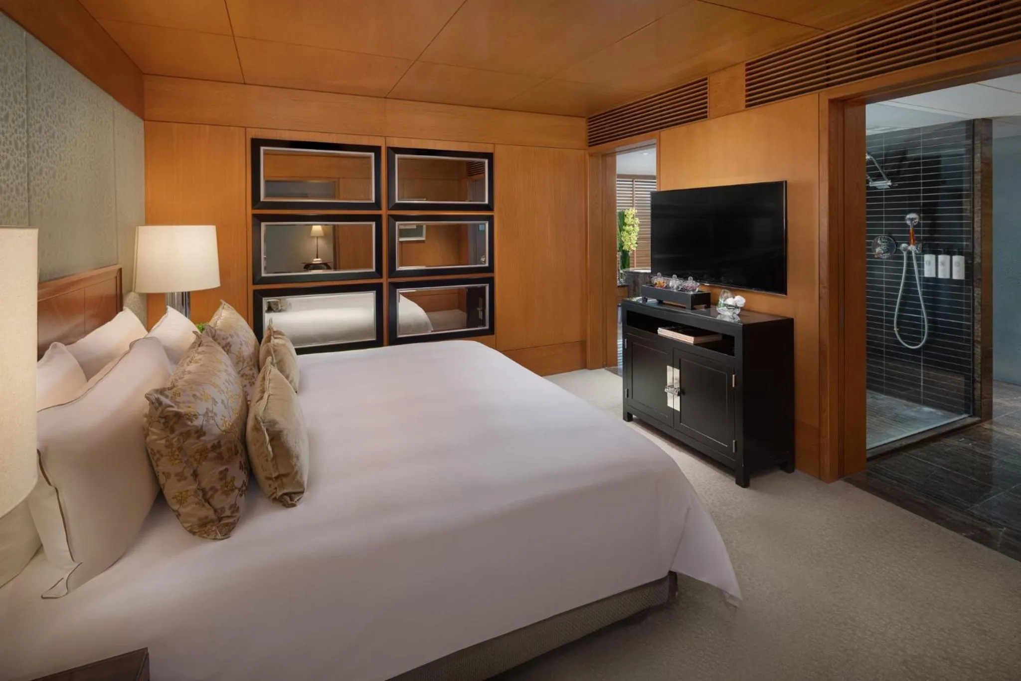 Bedroom, Bed in Mandarin Oriental, Hong Kong