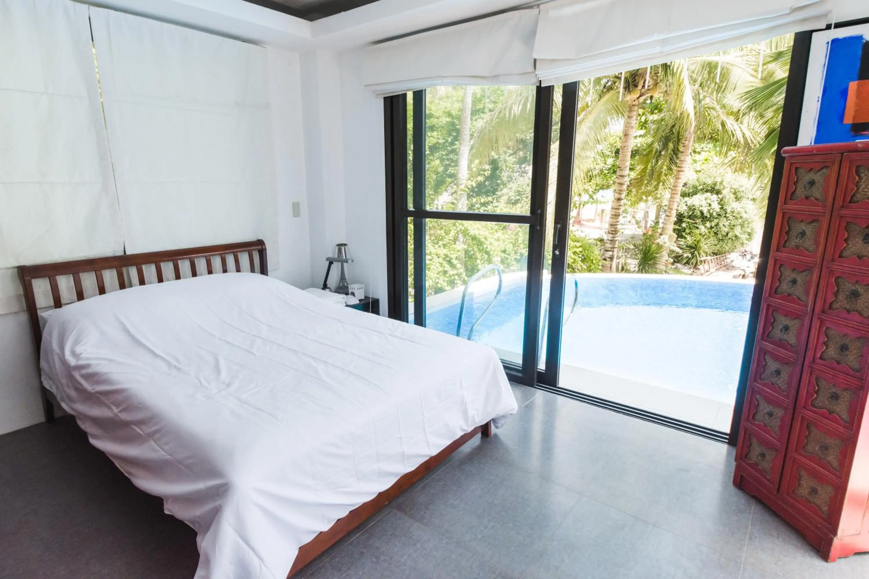 Bed in The Whitehouse by the Sea