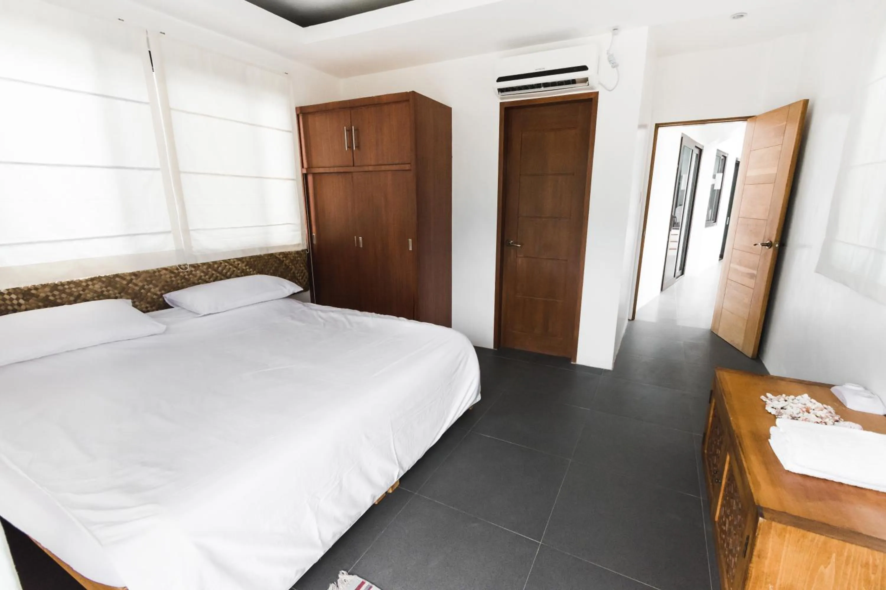 Bed in The Whitehouse by the Sea