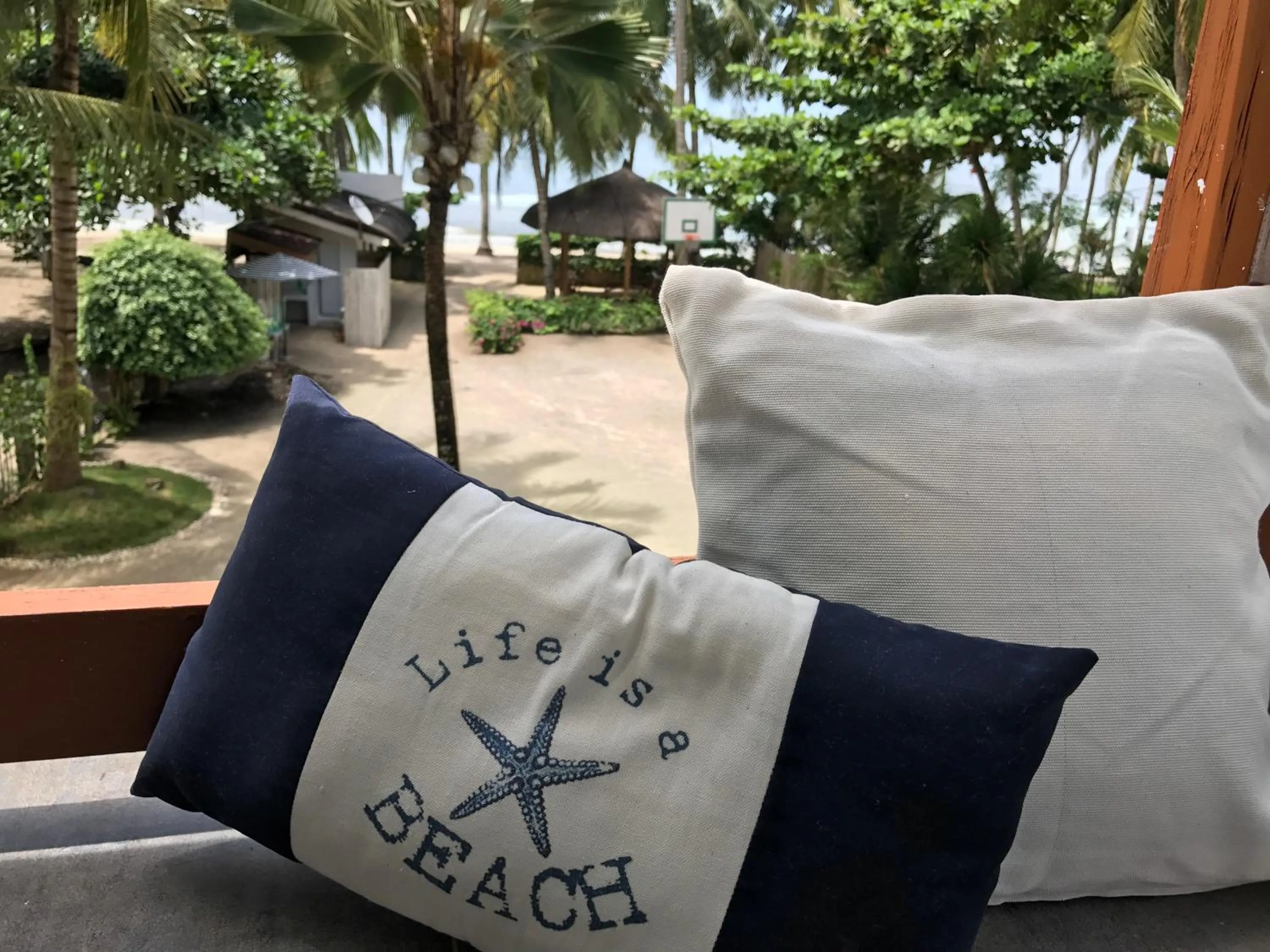 Day in The Whitehouse by the Sea