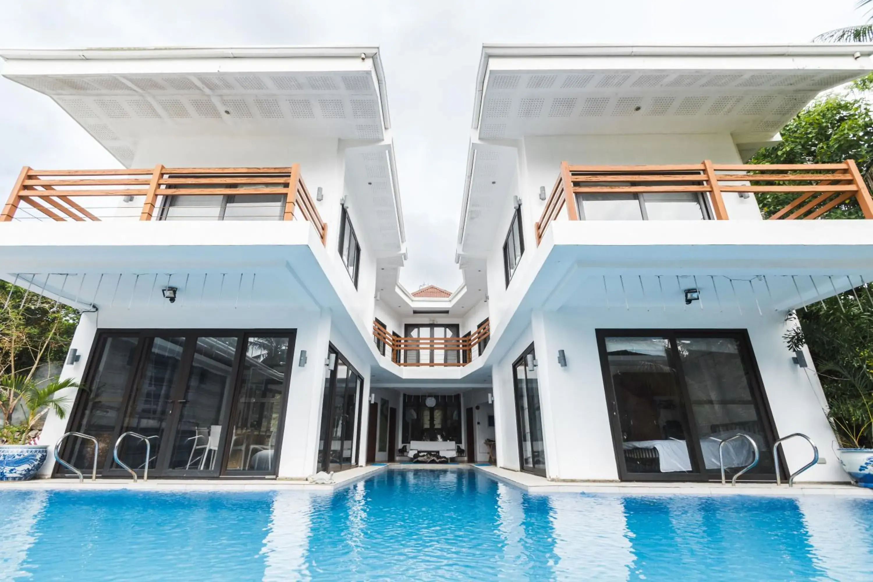 The Whitehouse by the Sea The Whitehouse by the Sea