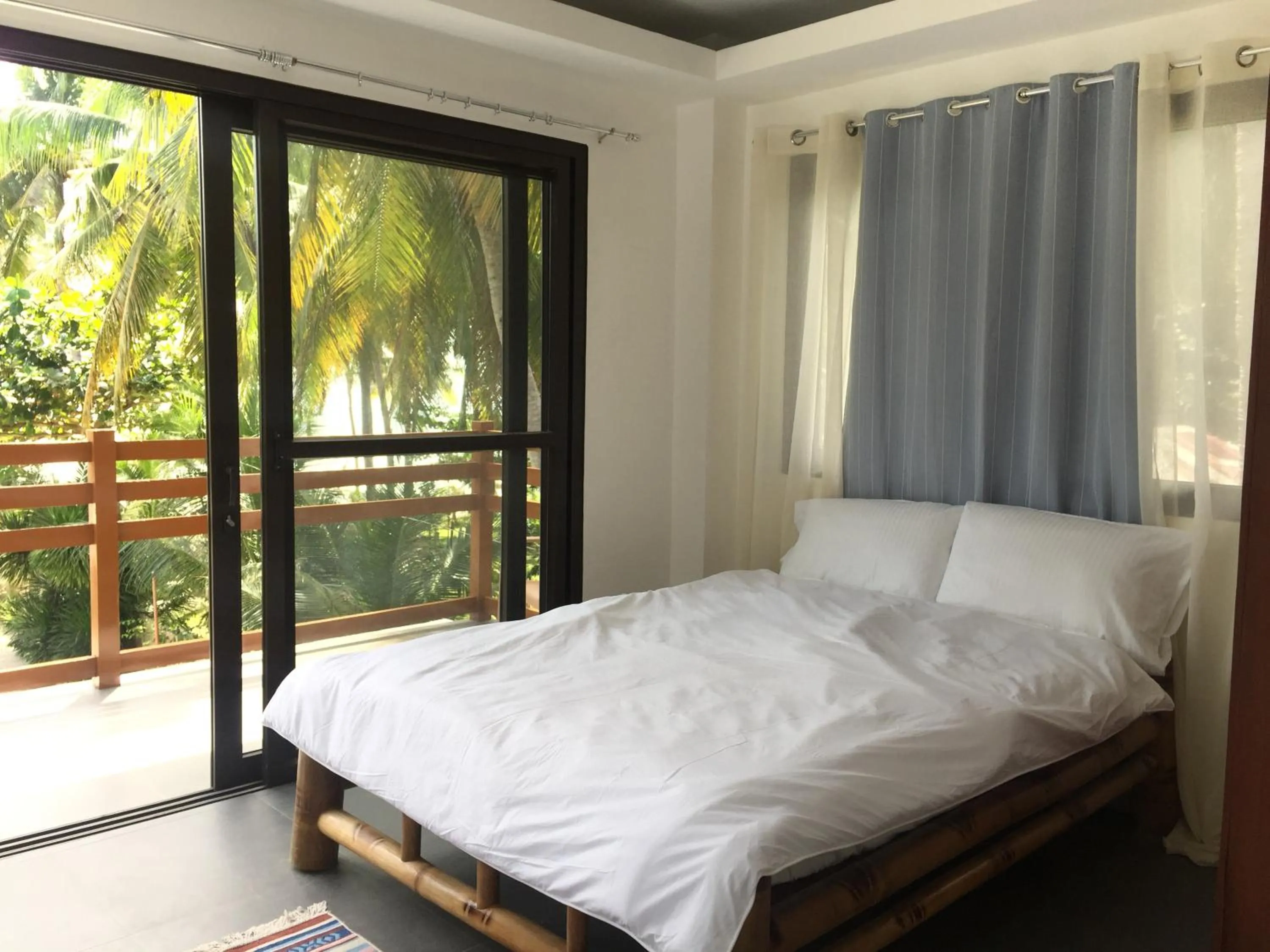 Bed in The Whitehouse by the Sea