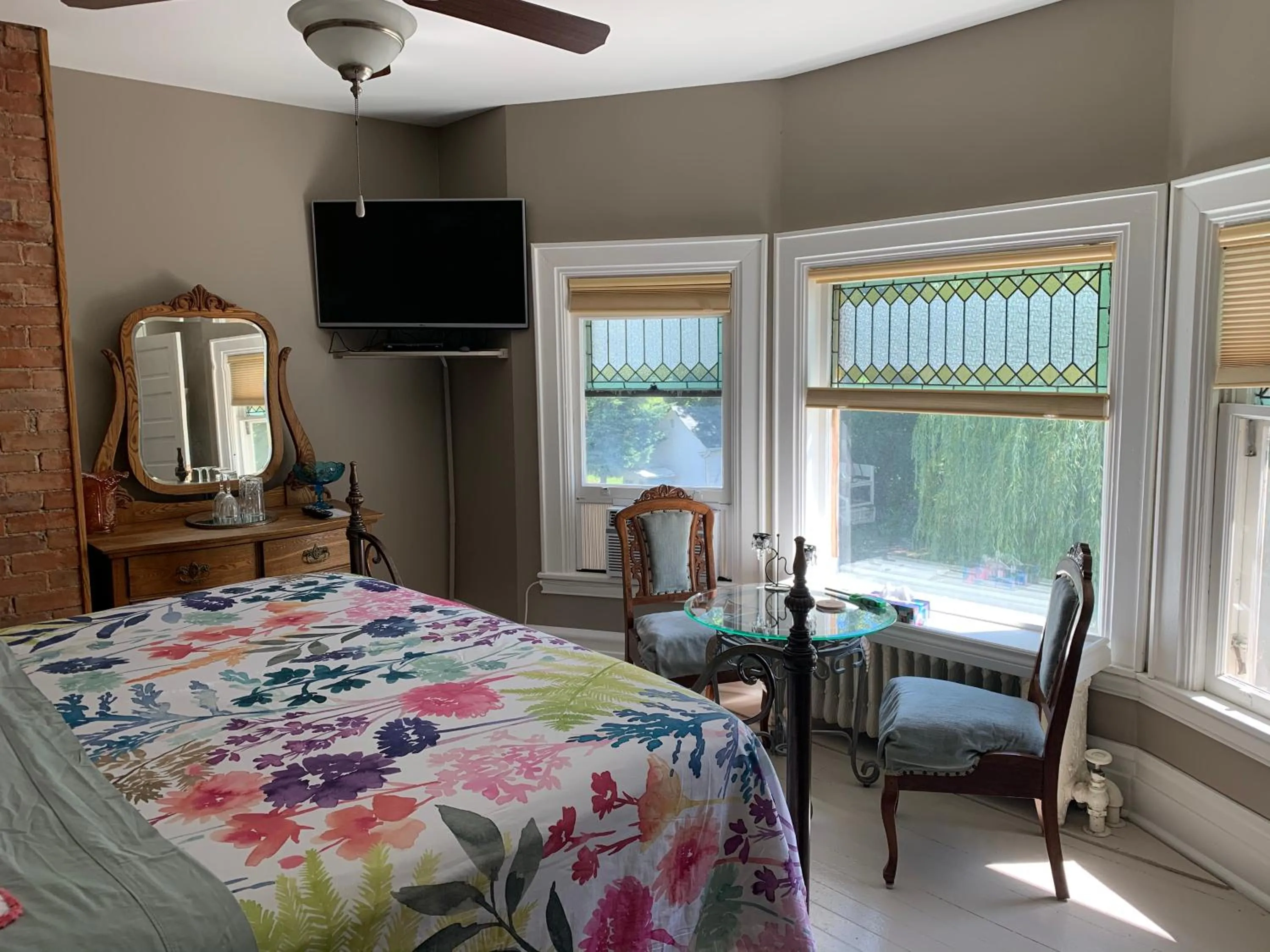 Photo of the whole room, Bed in Green Oaks B&B