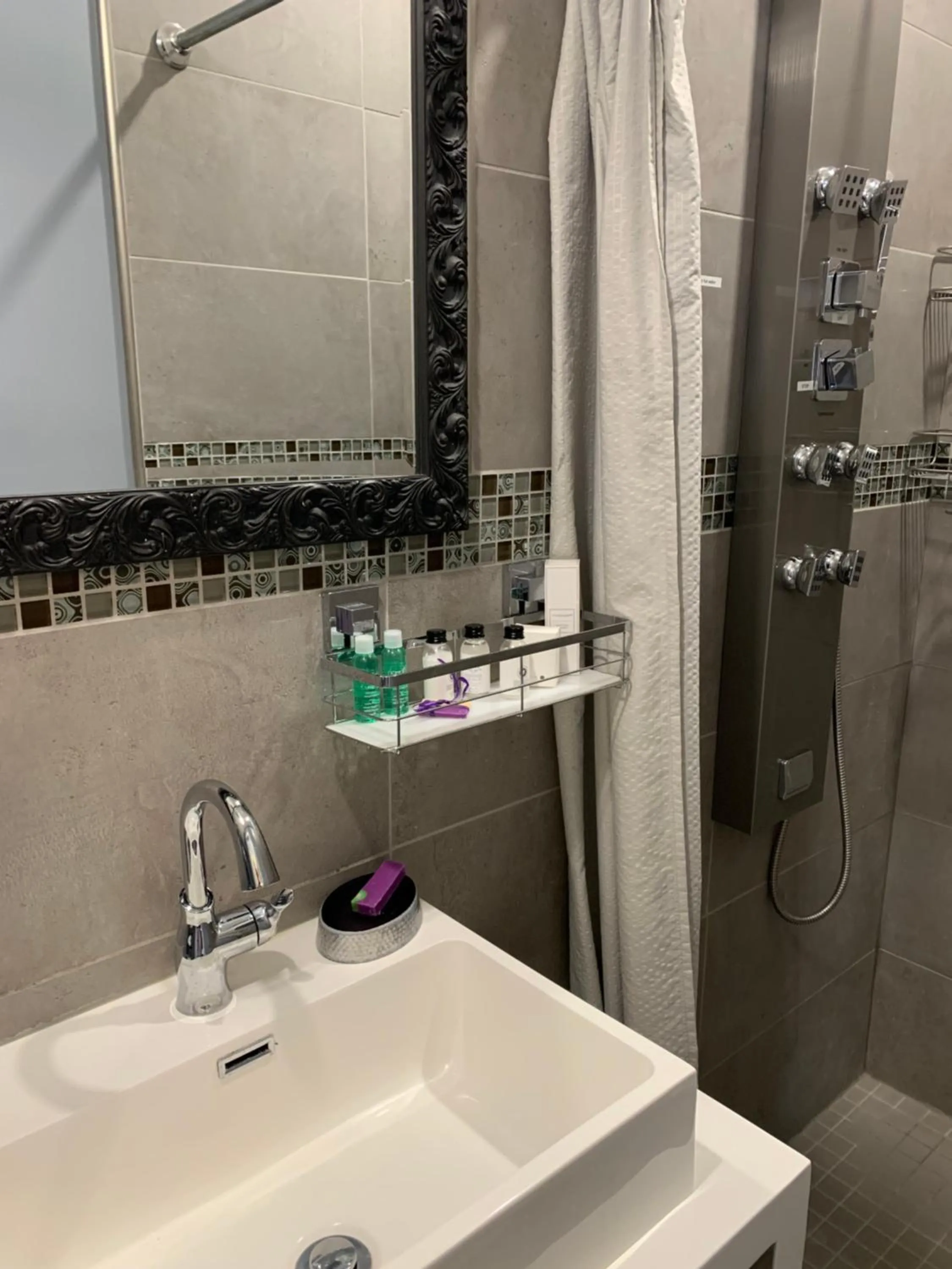 Bathroom in Green Oaks B&B