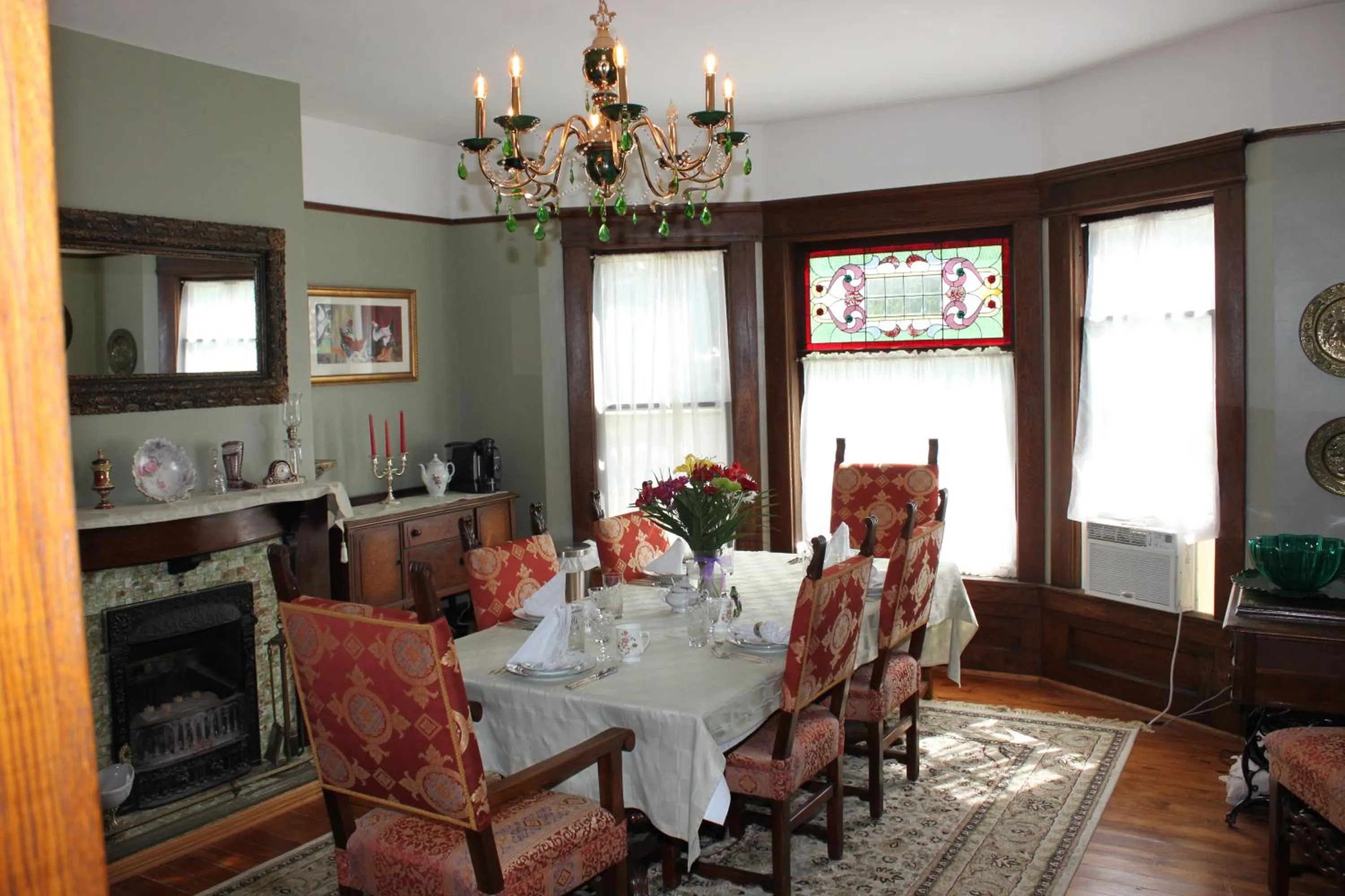 Dining area in Green Oaks B&B