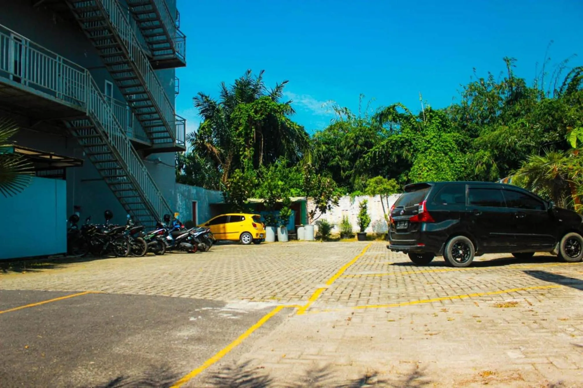 Parking in CREW EXPRESS Hotel