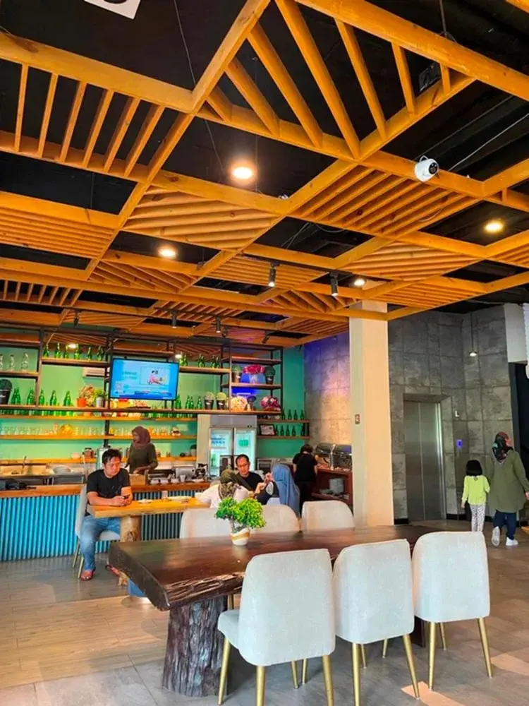 Restaurant/places to eat in CREW EXPRESS Hotel Restaurant/places to eat in CREW EXPRESS Hotel