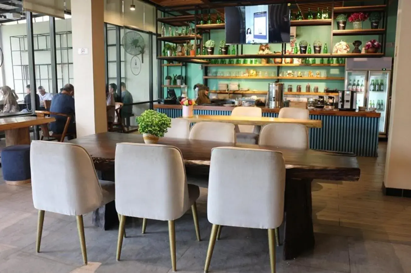 Restaurant/places to eat in CREW EXPRESS Hotel Restaurant/places to eat in CREW EXPRESS Hotel