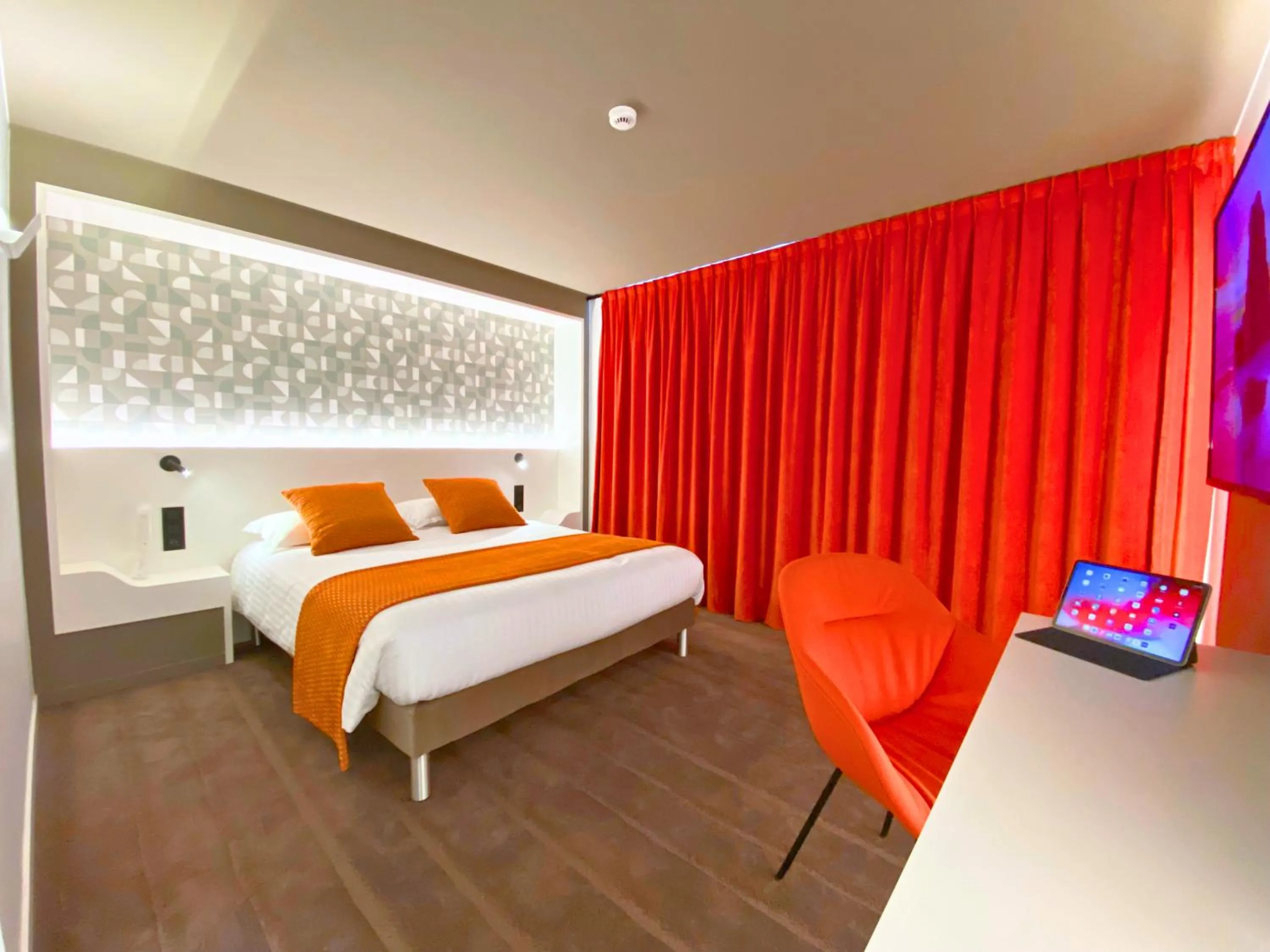 Photo of the whole room, Bed in Brit Hotel Piscine & Spa - Fougères