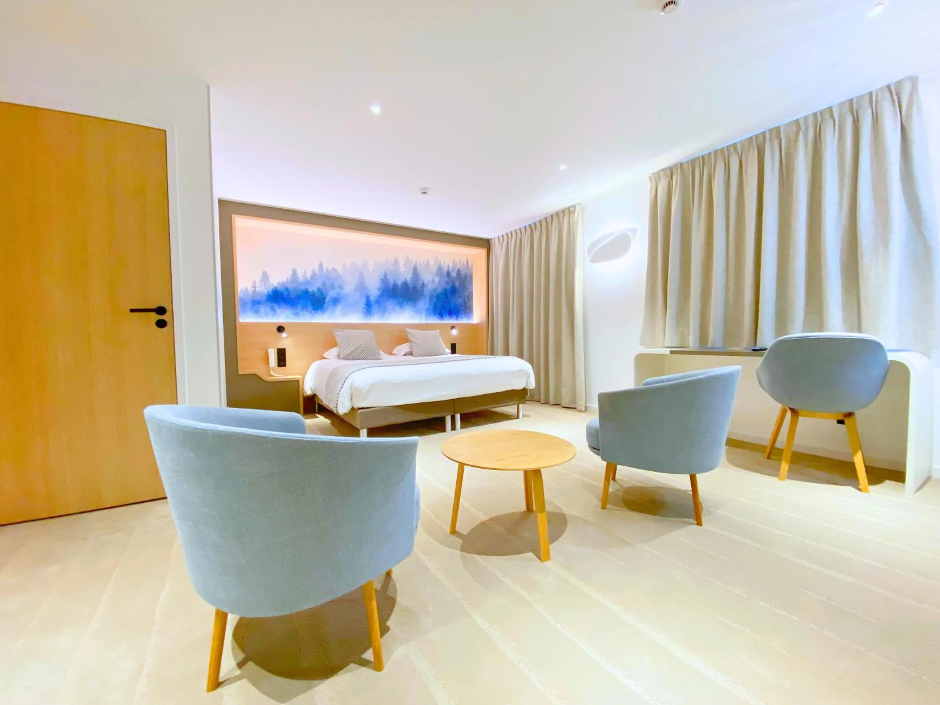 Photo of the whole room, Bed in Brit Hotel Piscine & Spa - Fougères