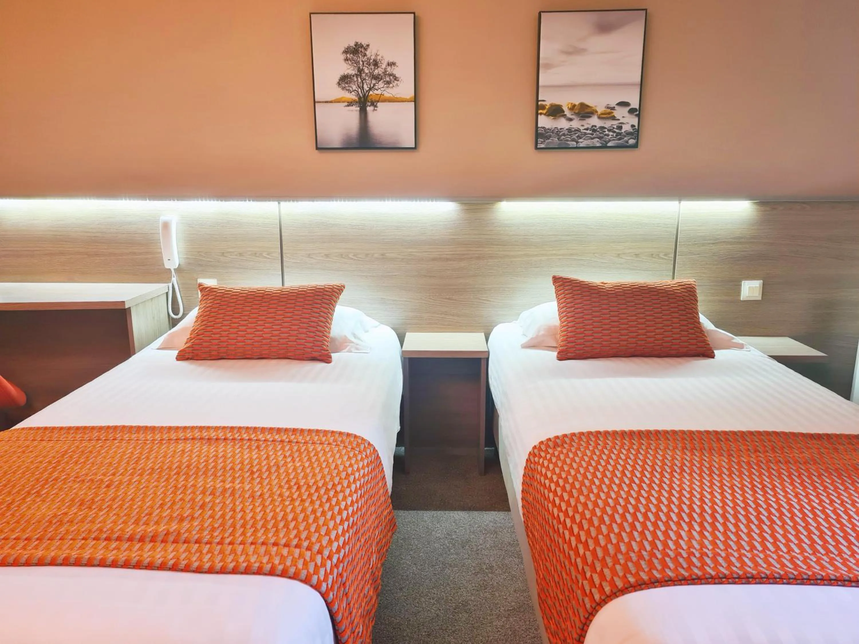 Photo of the whole room, Bed in Brit Hotel Piscine & Spa - Fougères