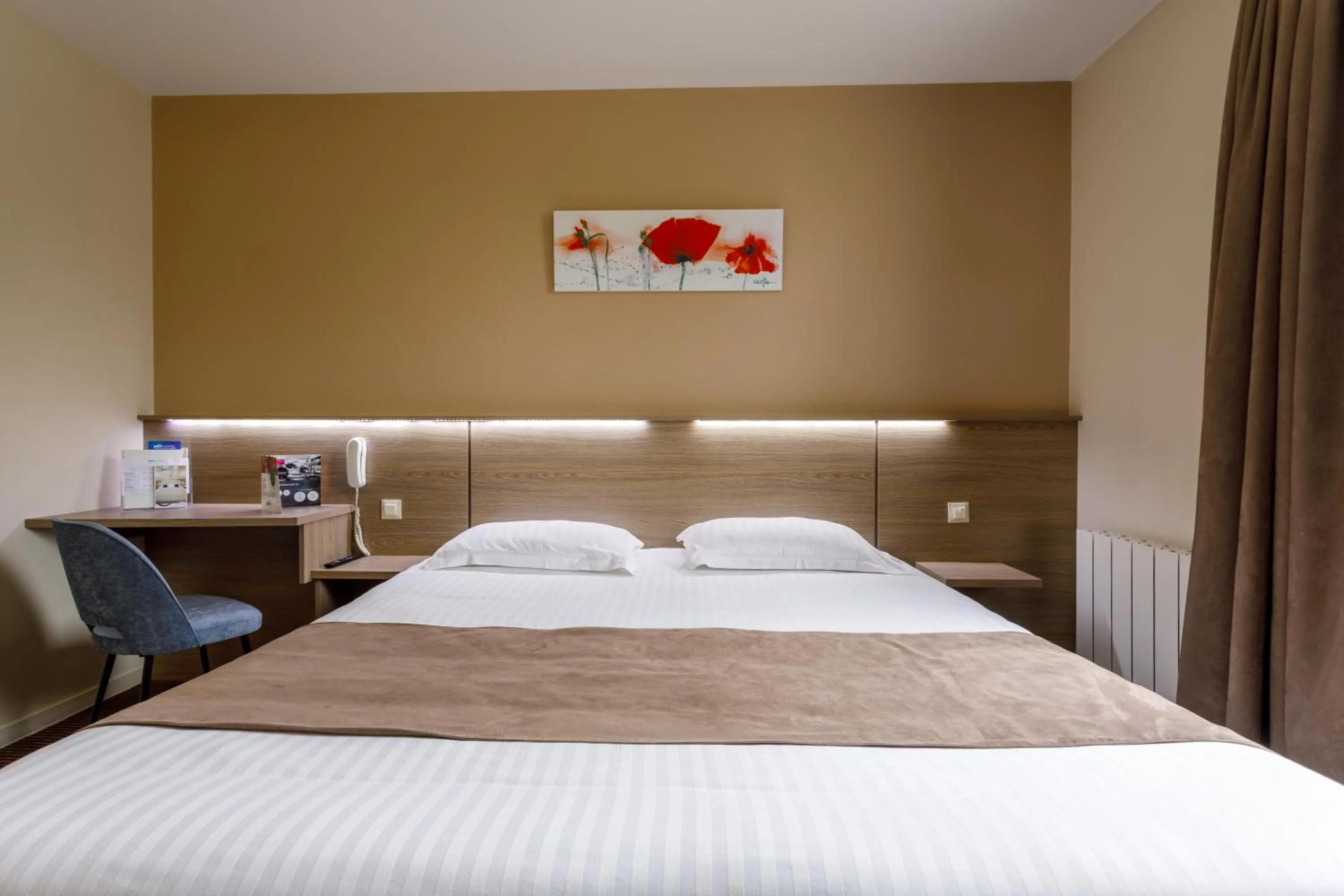 Photo of the whole room, Bed in Brit Hotel Piscine & Spa - Fougères