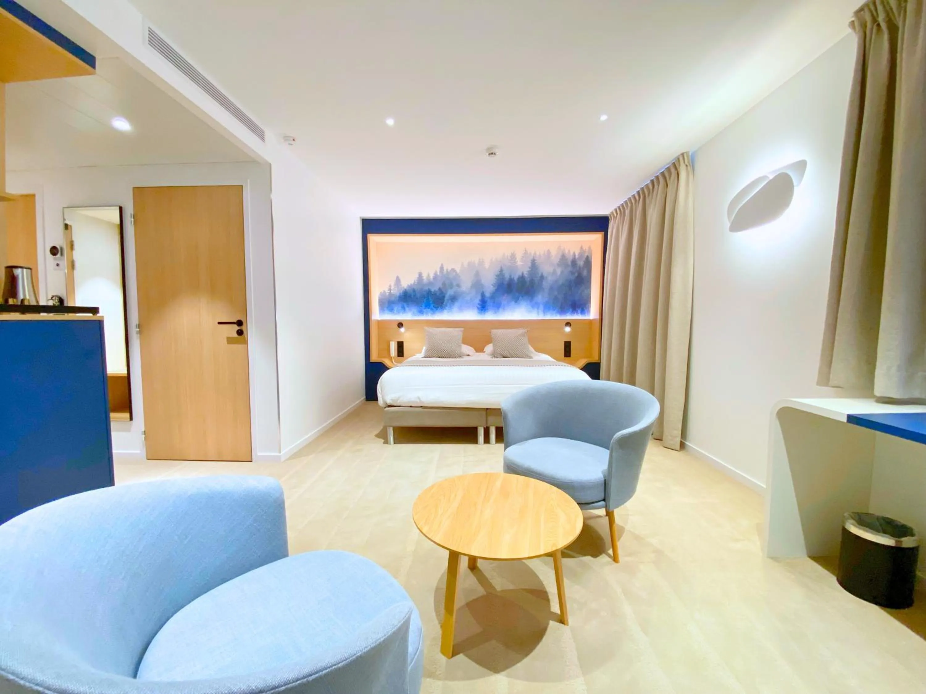 Photo of the whole room, Bed in Brit Hotel Piscine & Spa - Fougères