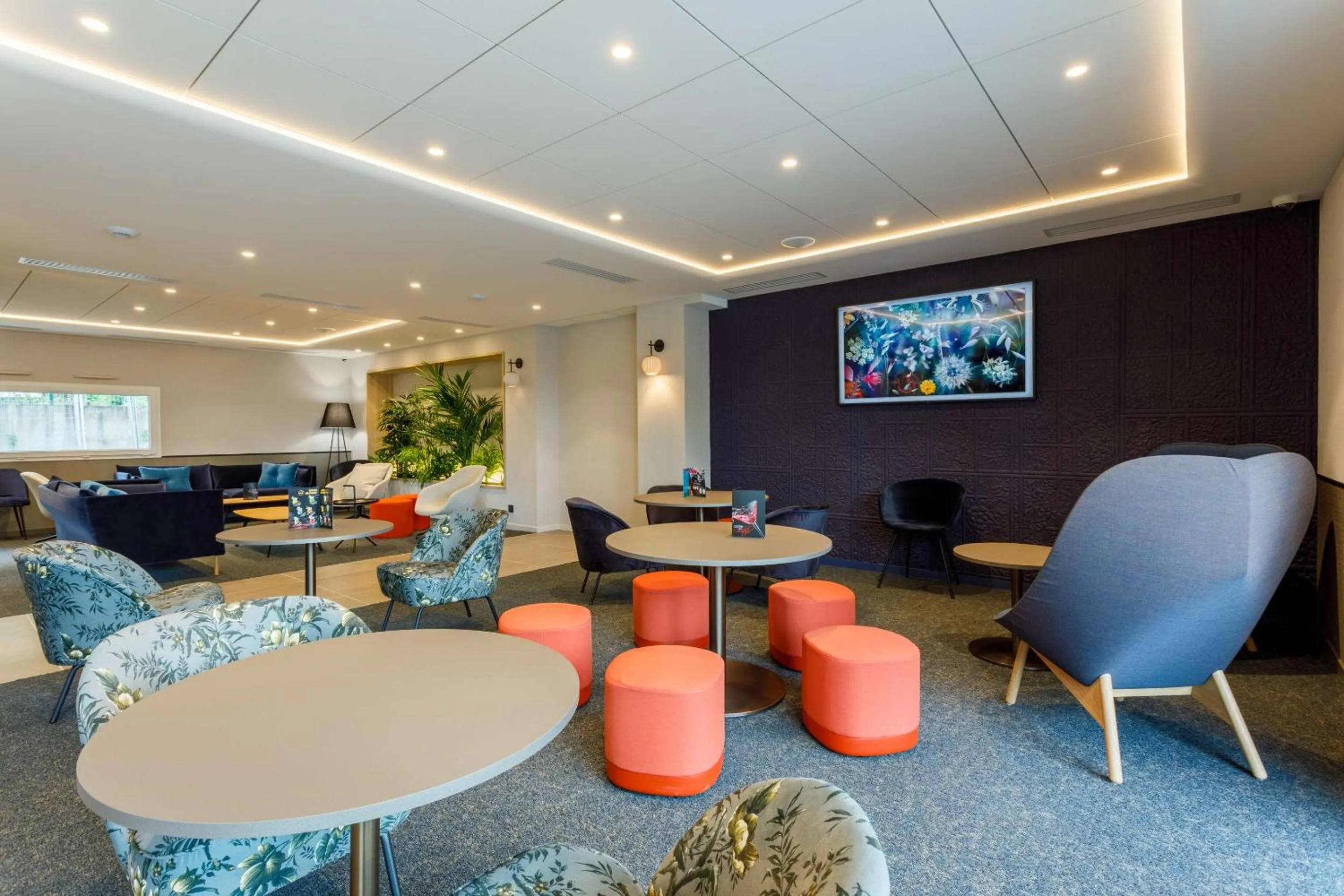 Lounge or bar in Brit Hotel Piscine & Spa - Fougères