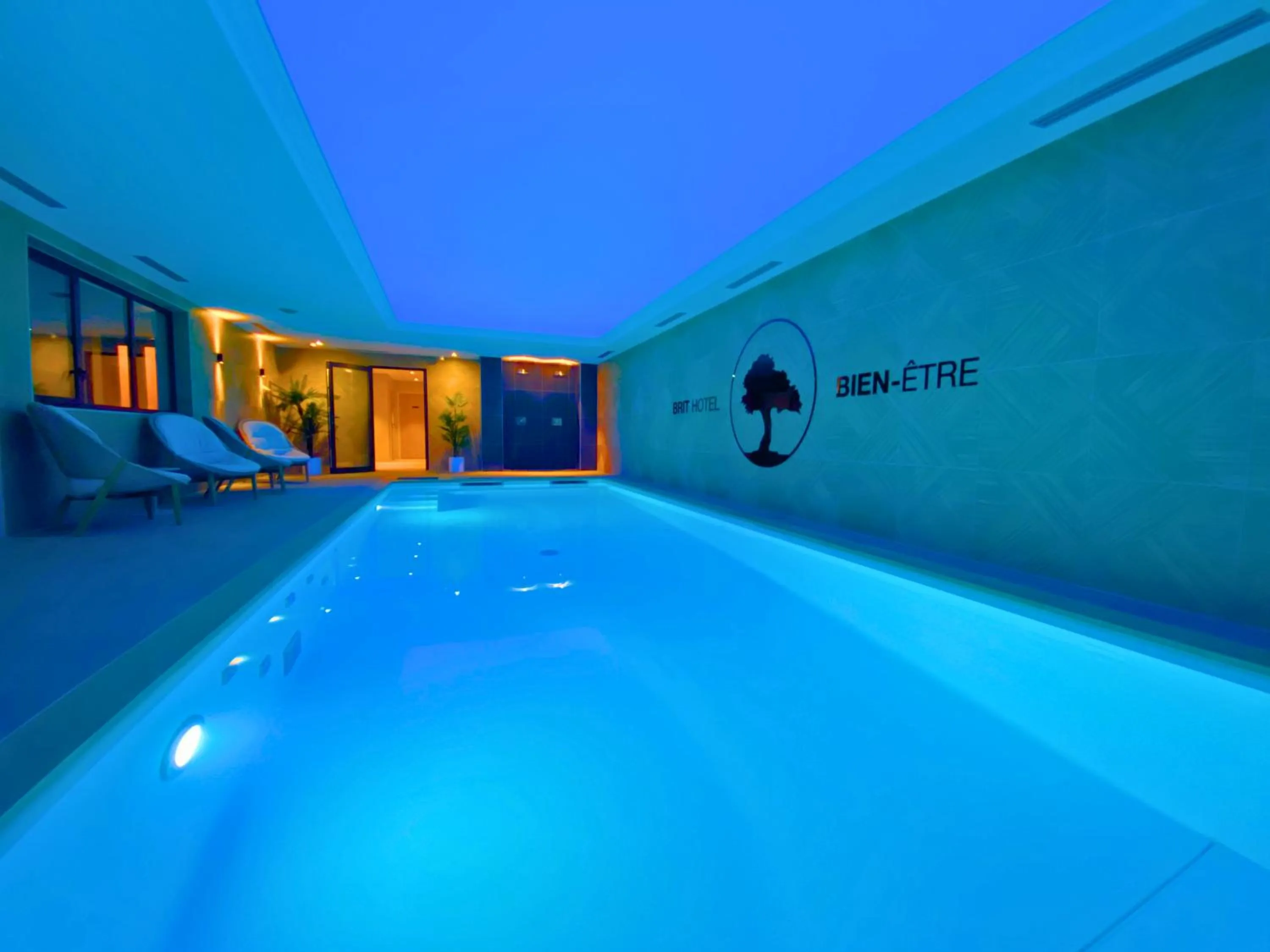 Pool view in Brit Hotel Piscine & Spa - Fougères